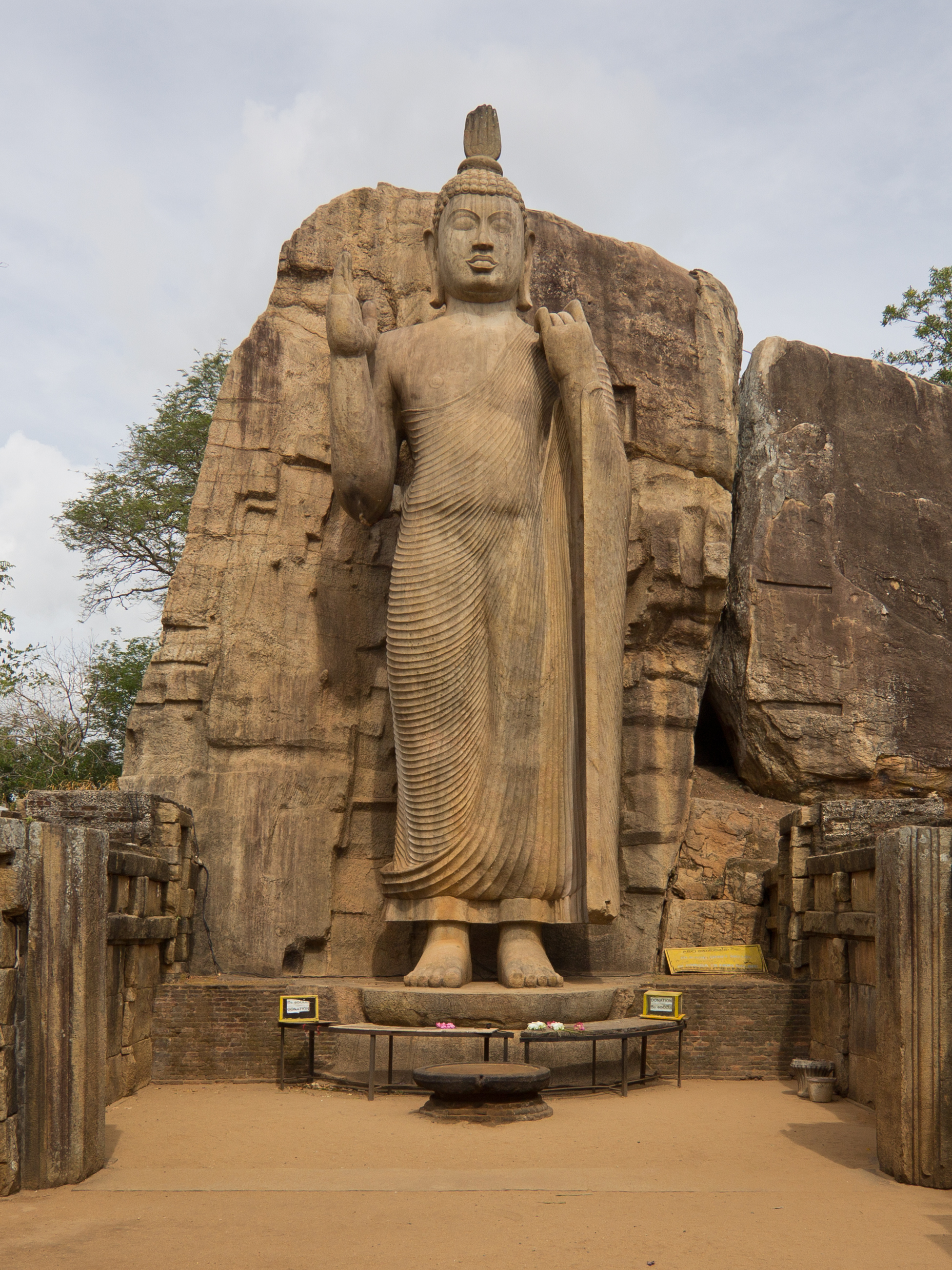 Avukana Buddha statue - Wikipedia