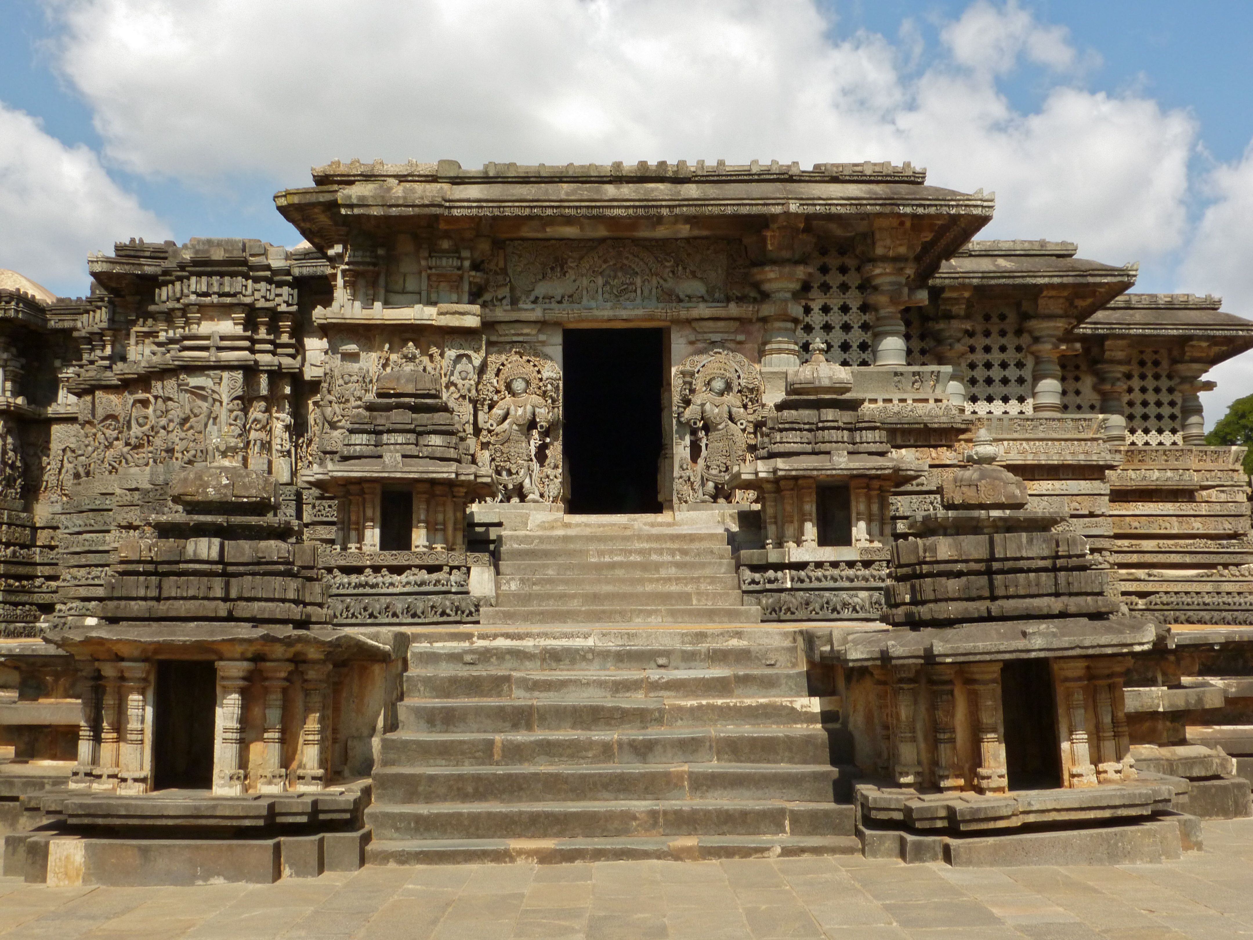 File:Hoysaleshvara temple back entrance, Halebid.jpg - Wikimedia Commons
