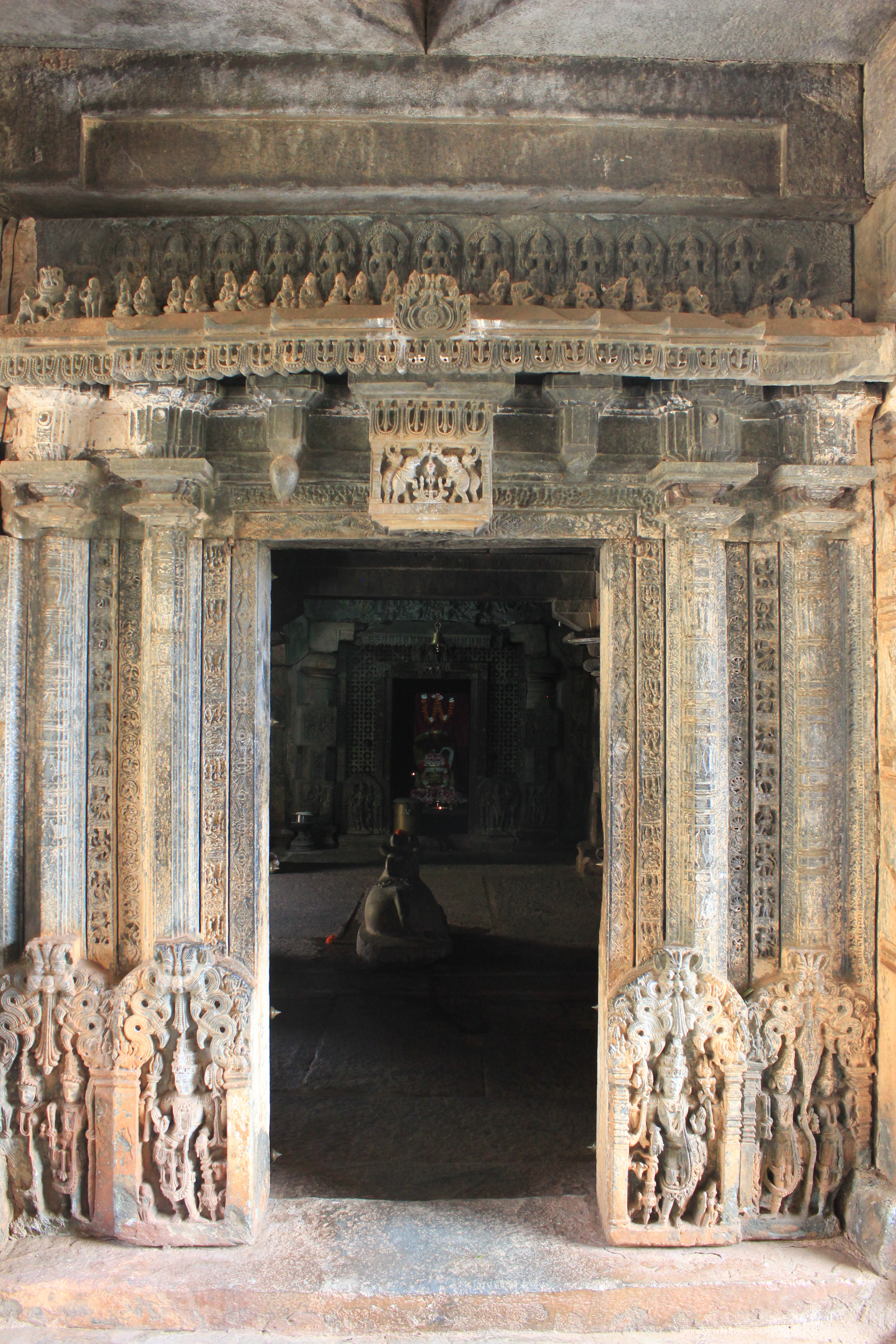 File:Entrance to closed mantapa from open mantapa in Kalleshvara ...