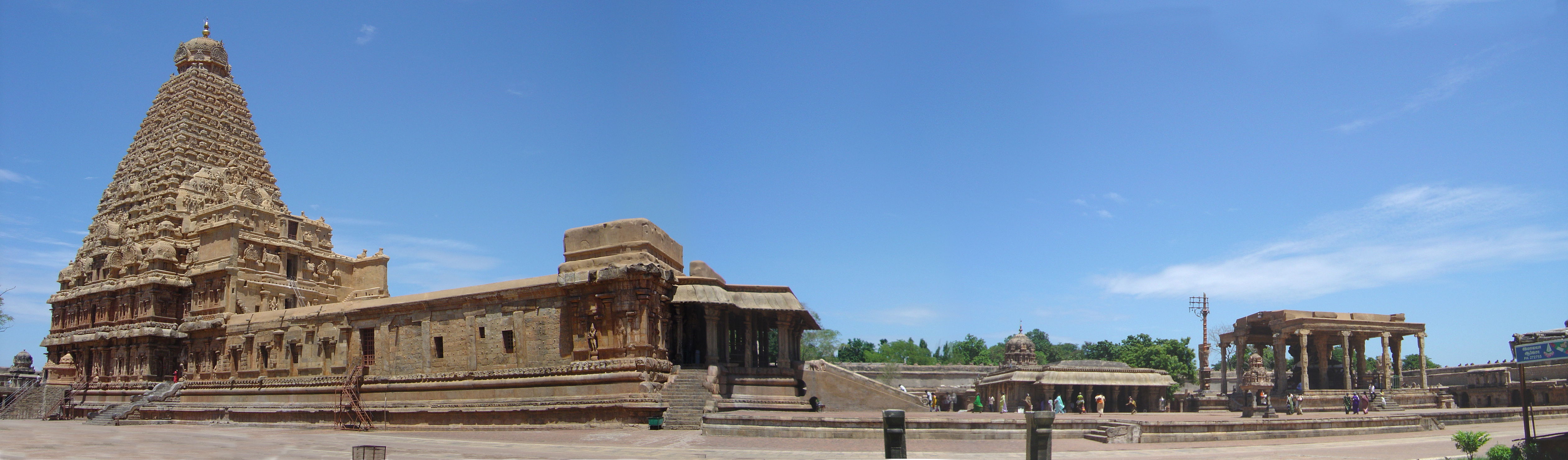 File:Brihadeeswara temple Thanjavur vista1.jpg - Wikipedia