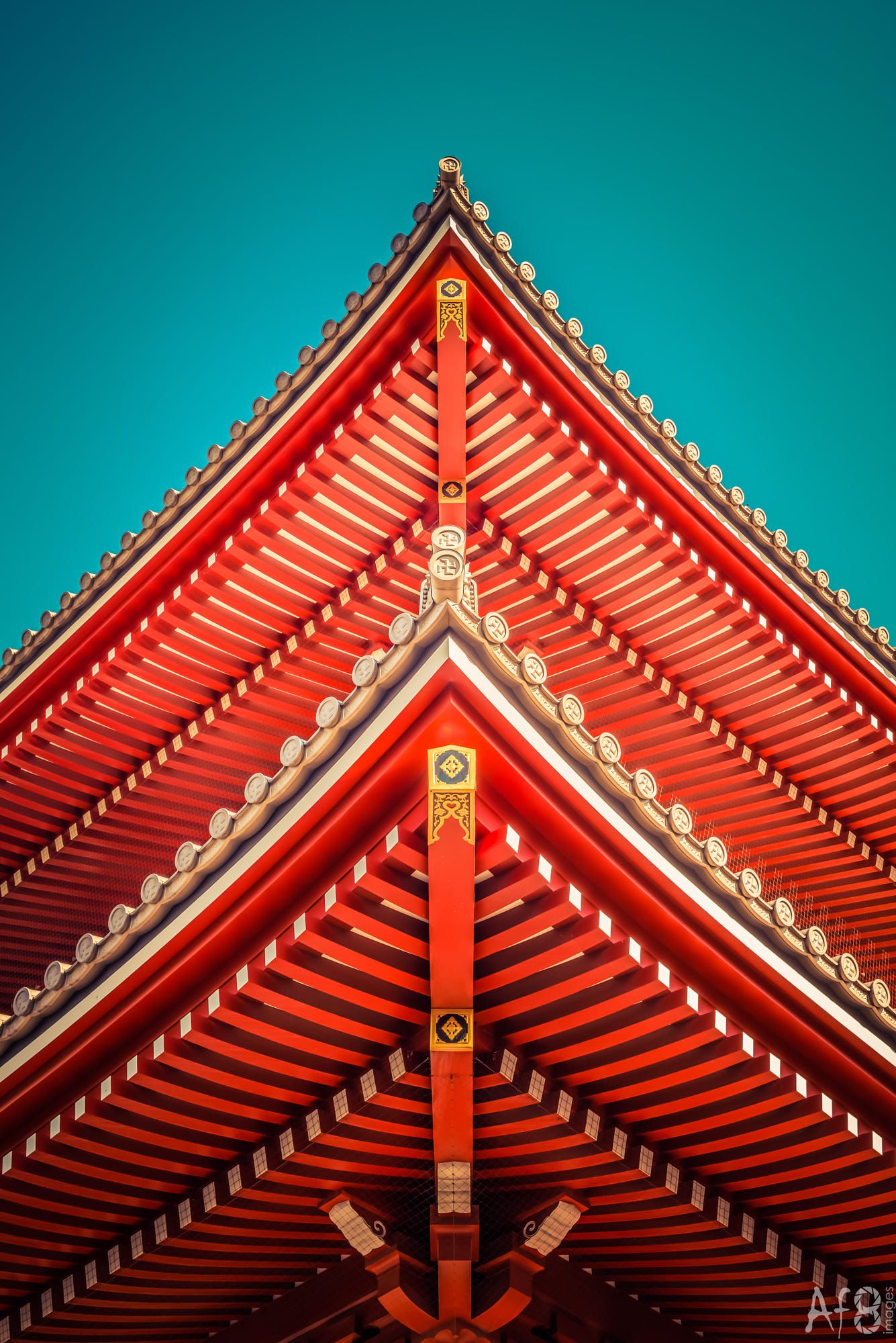 The architectural symmetry of the roof of a Japanese temple | Japan ...