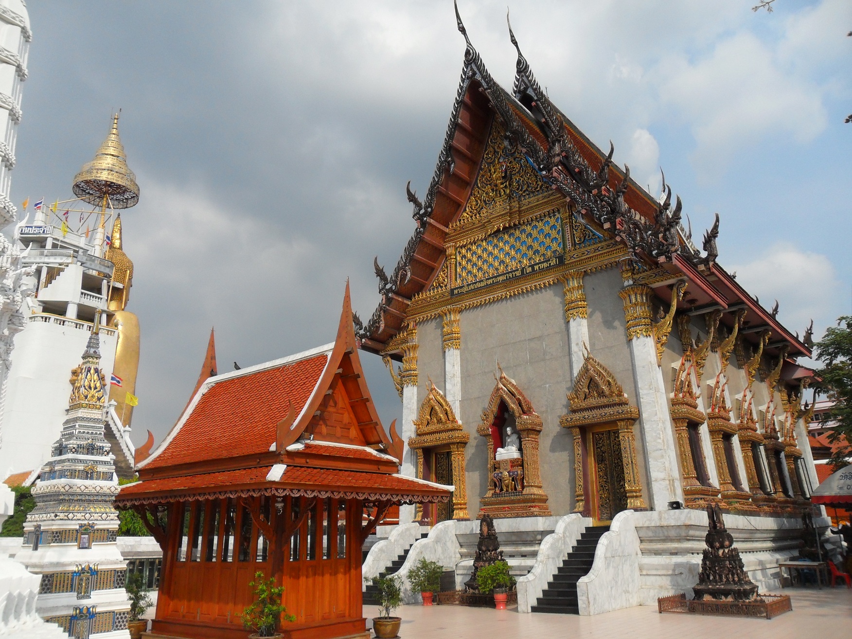 File:Thai Buddhist temple.JPG - Wikimedia Commons