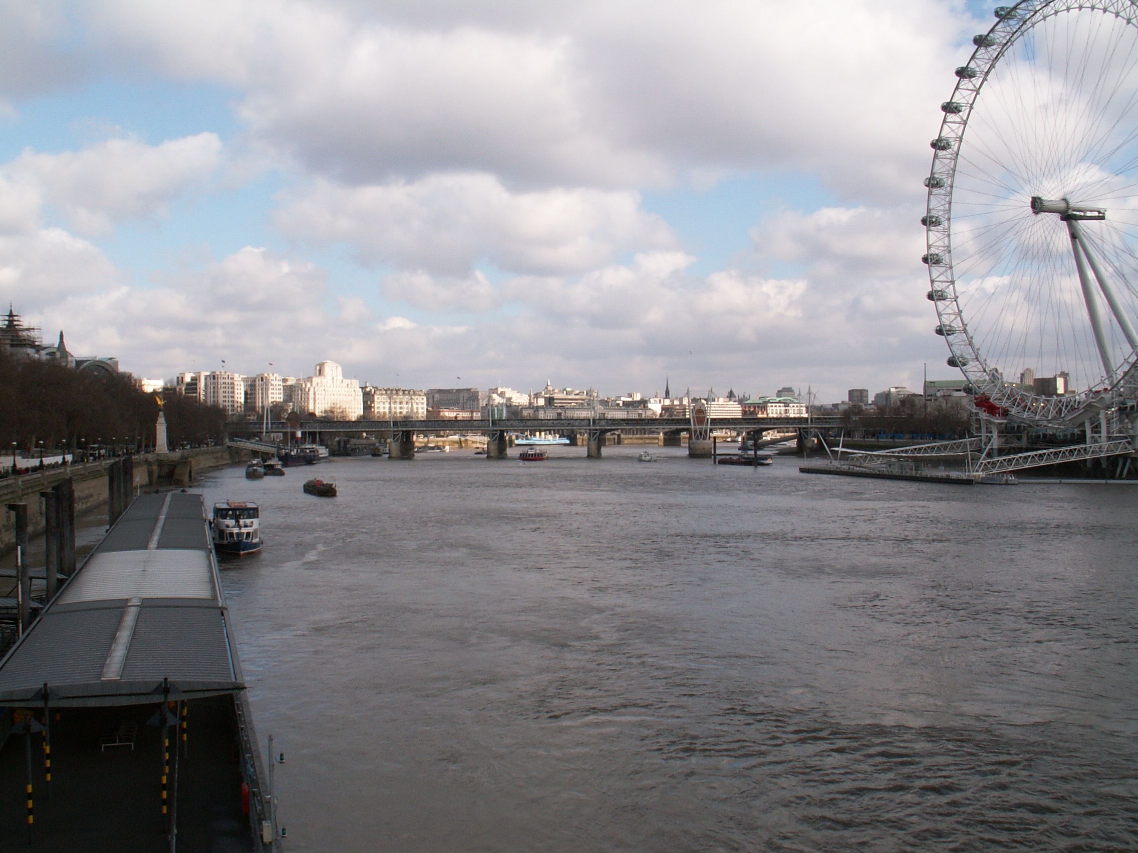 File:Thames View 2 db.jpg - Wikimedia Commons