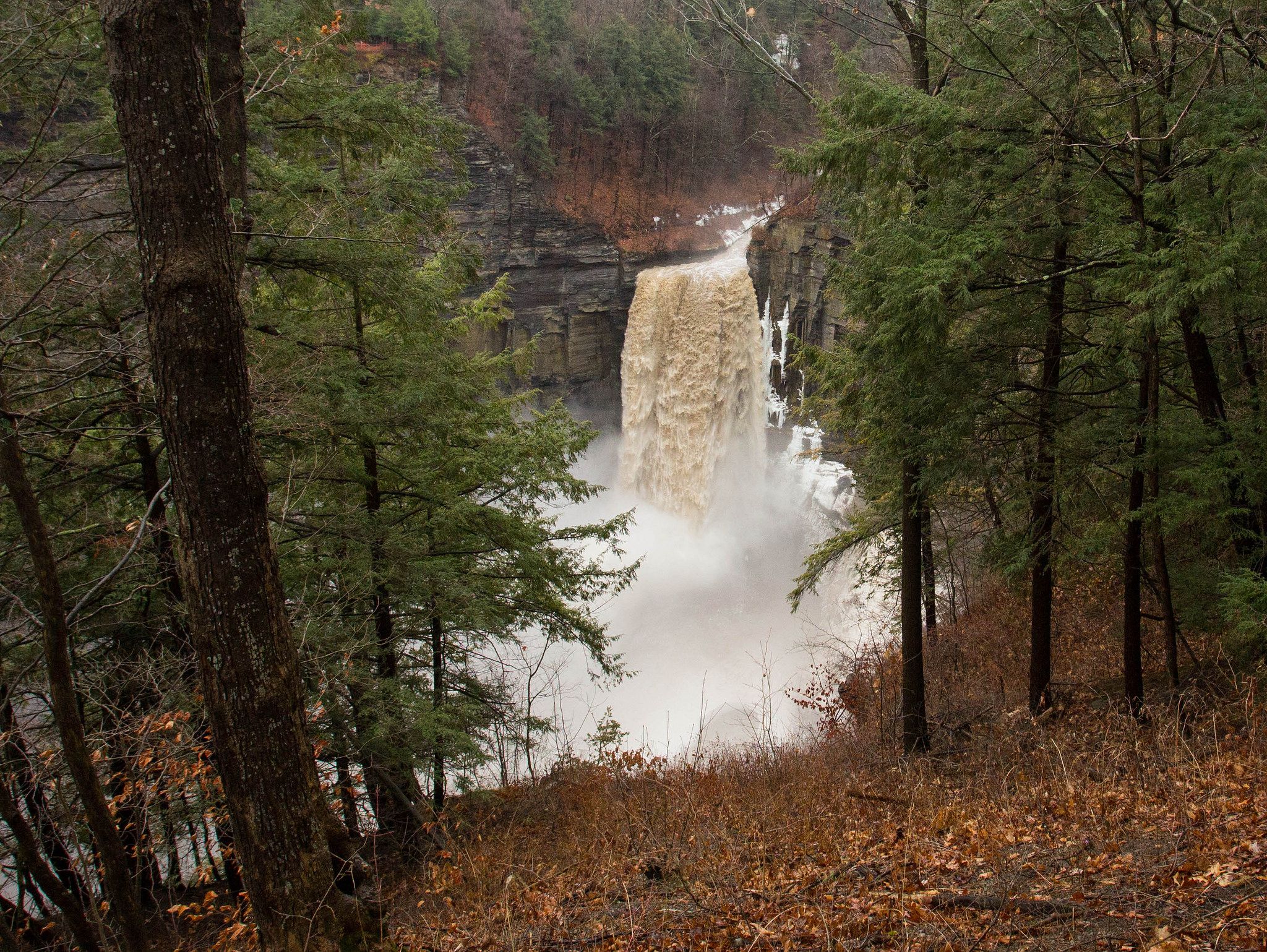 Taughannock Falls flowing strong after a winter thaw (OC)[2048 x ...