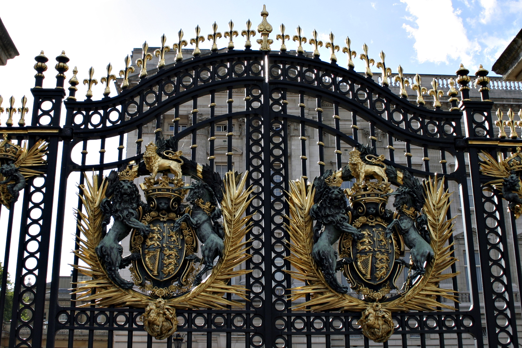 The gates of buckingham palace photo