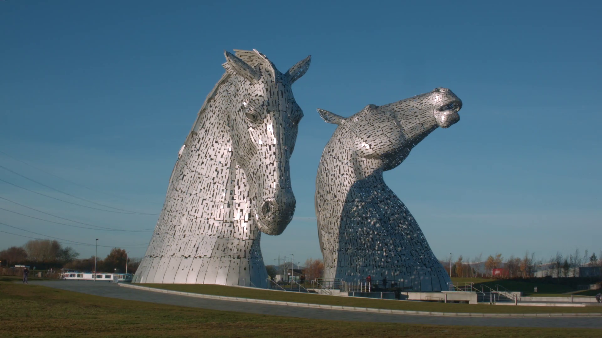 The Kelpies in Falkirk, Scotland are 30-metre-high horse-head ...