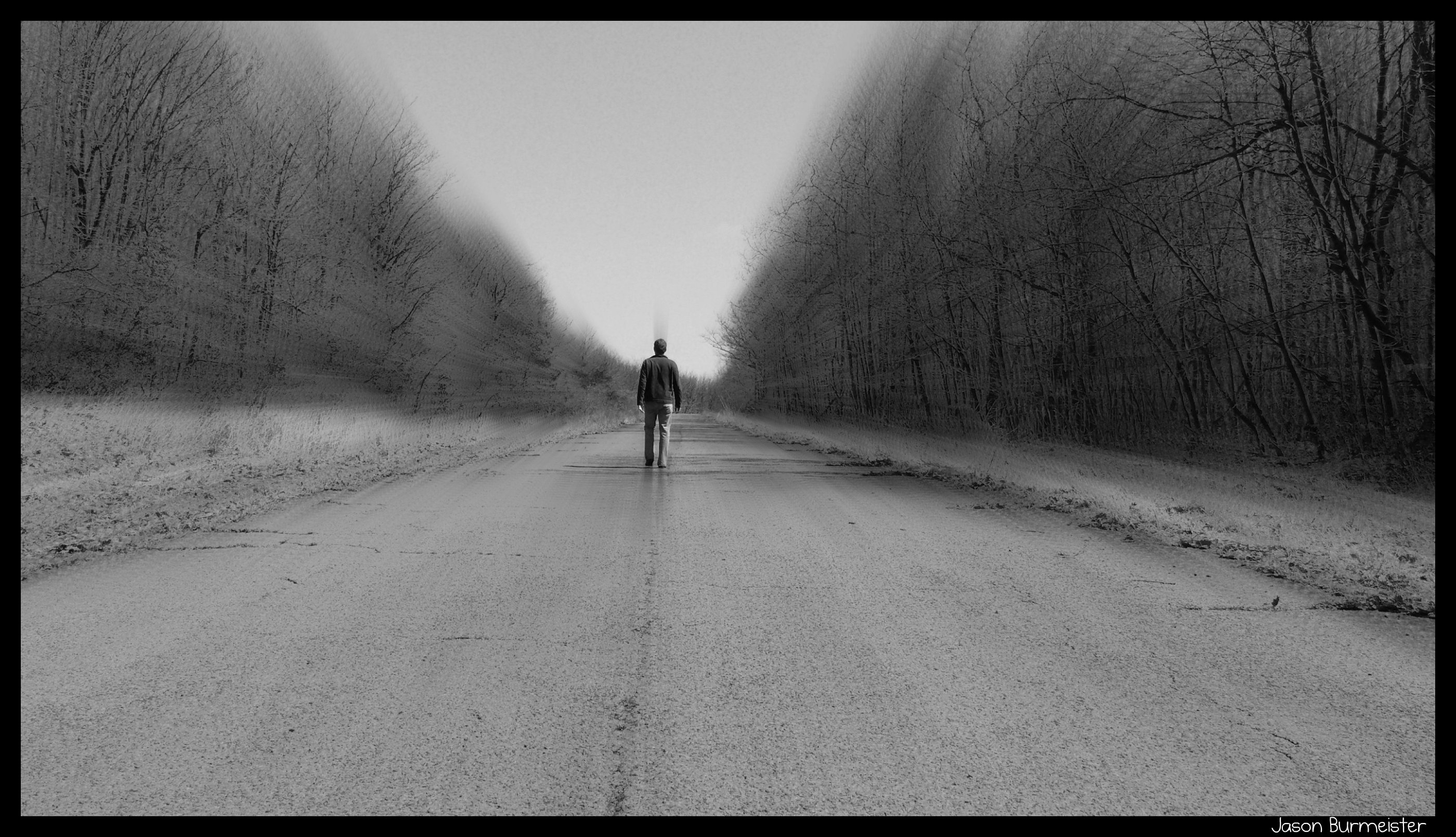 Одинокий человек на дороге
