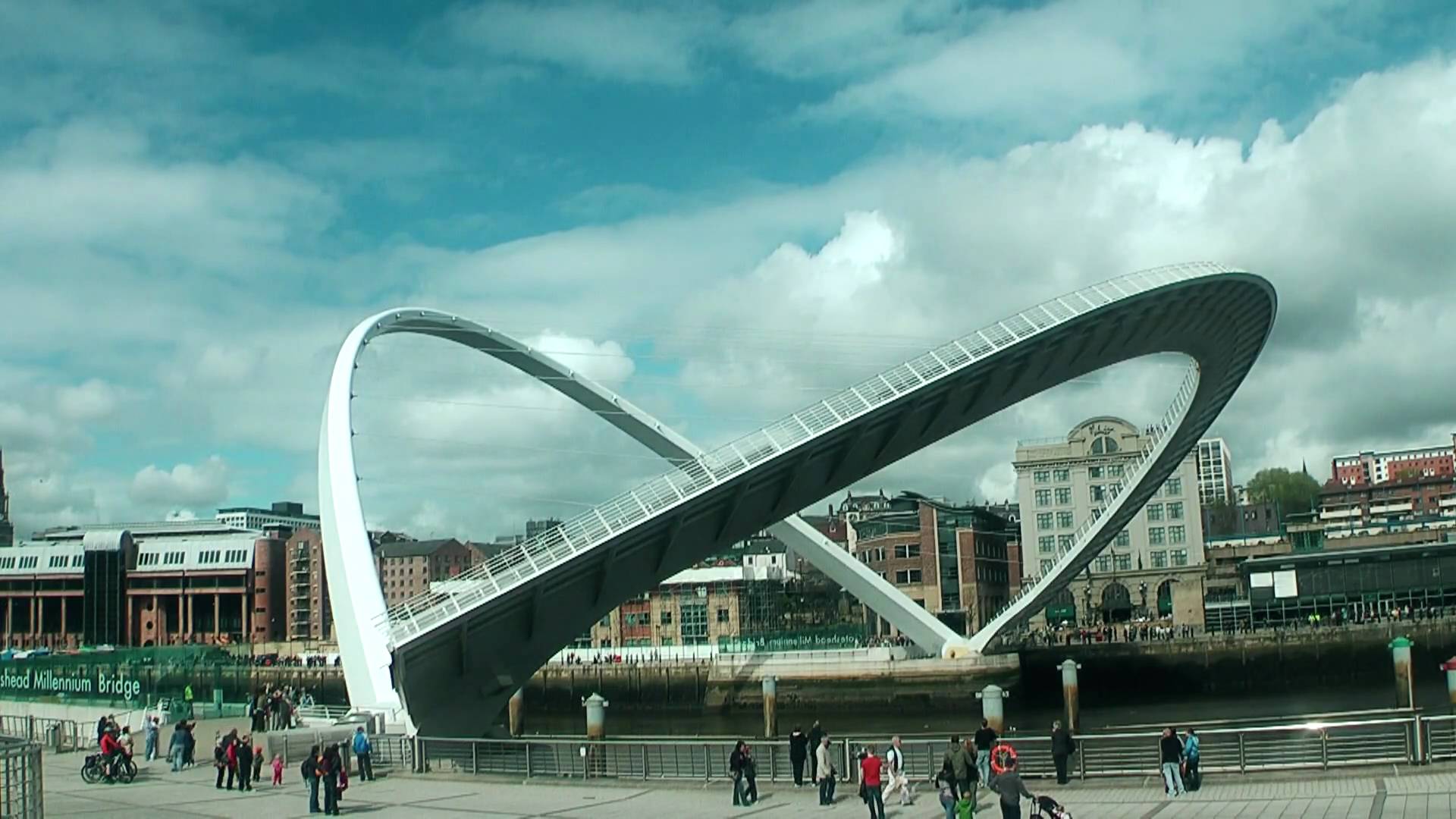 Gateshead Millennium Bridge tilting - YouTube
