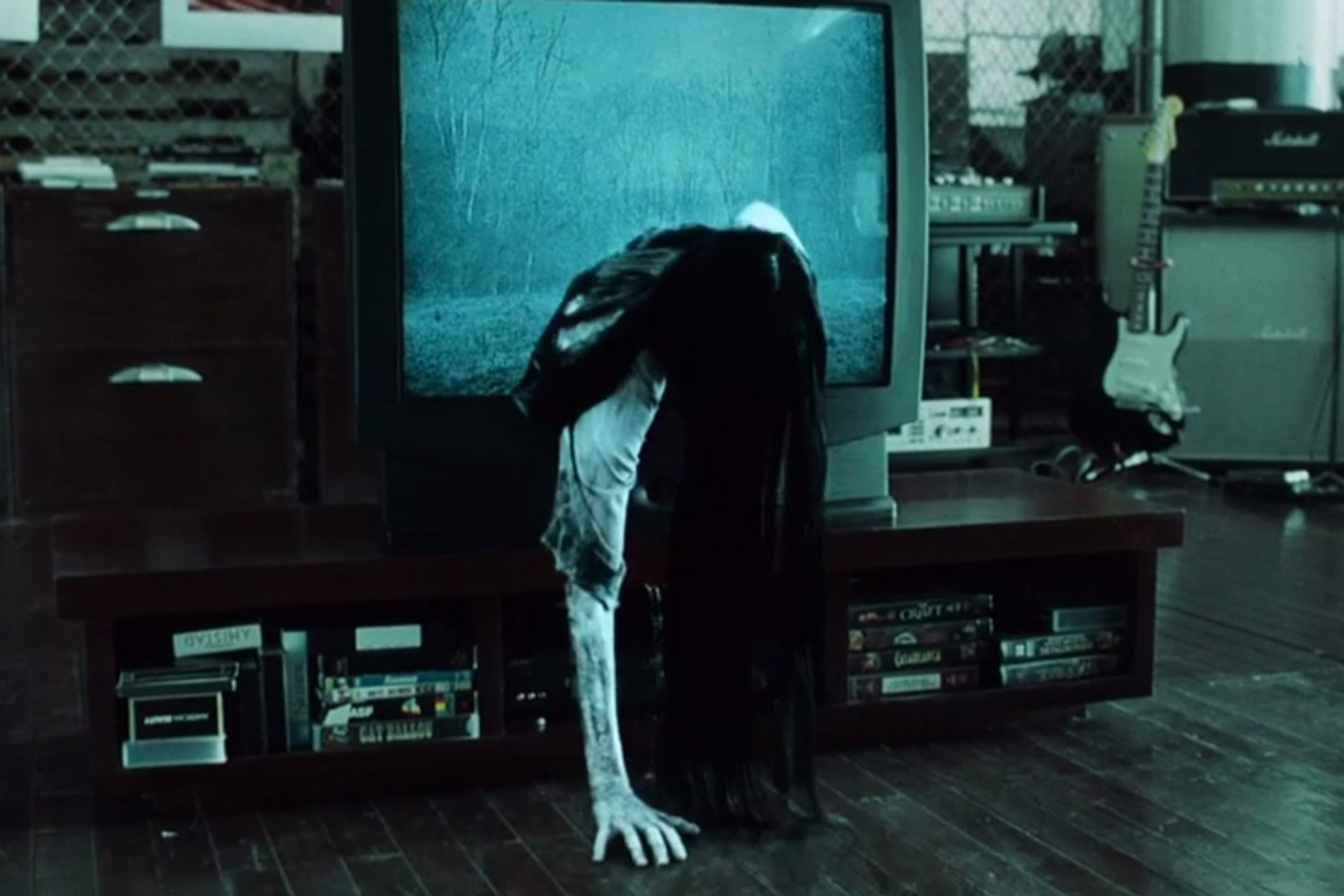 The Ring ghoul terrorizes shoppers in this video | EW.com