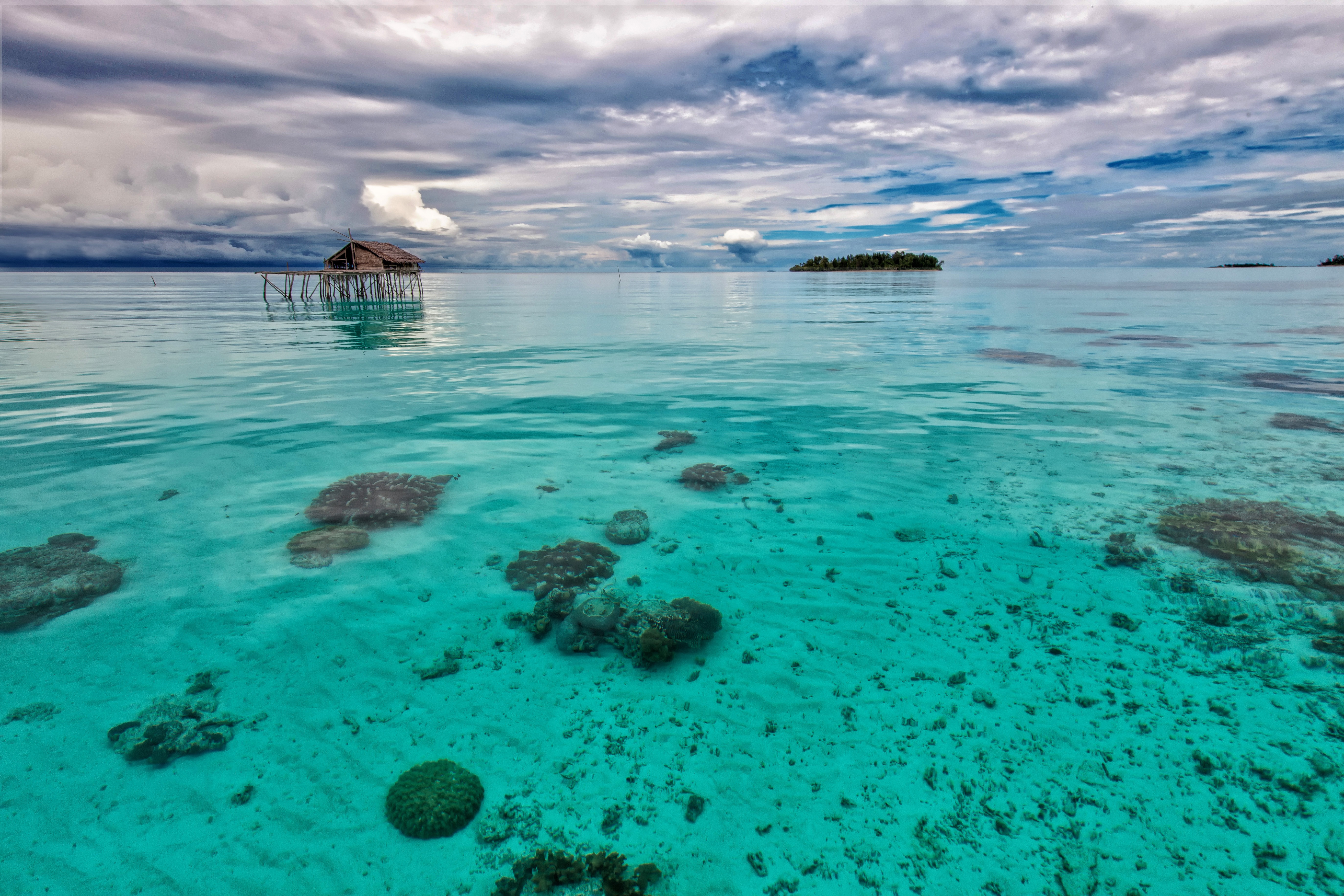 Океан и два острова. Индонезия индийские океан. Бирюзовое море. Прозрачное море. Прозрачная вода.