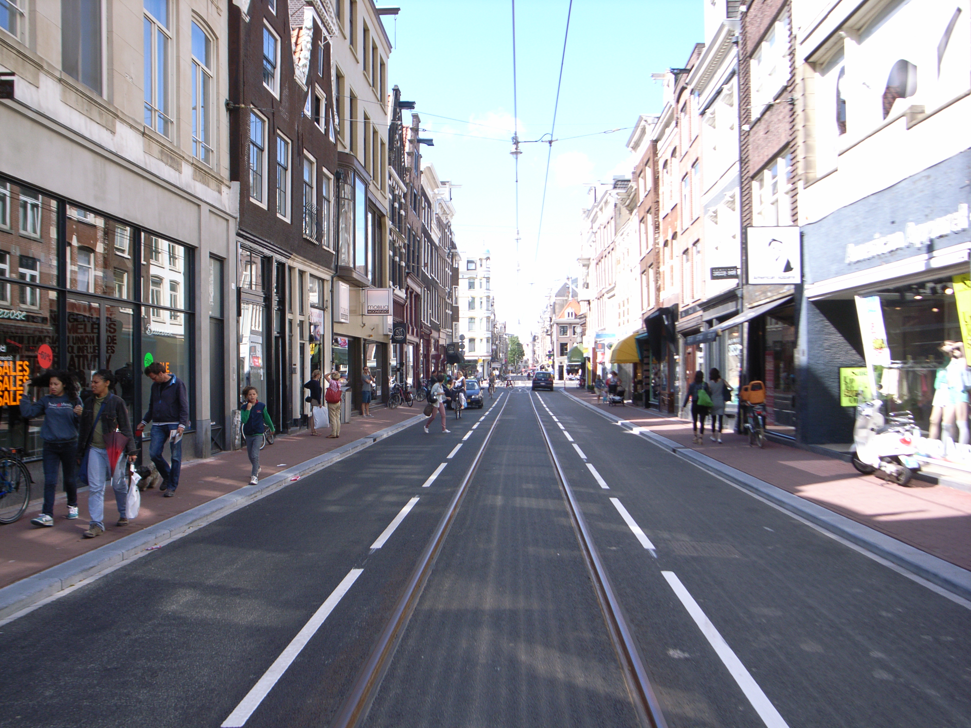 Amsterdam's most beautiful street is ready for shopping again ...