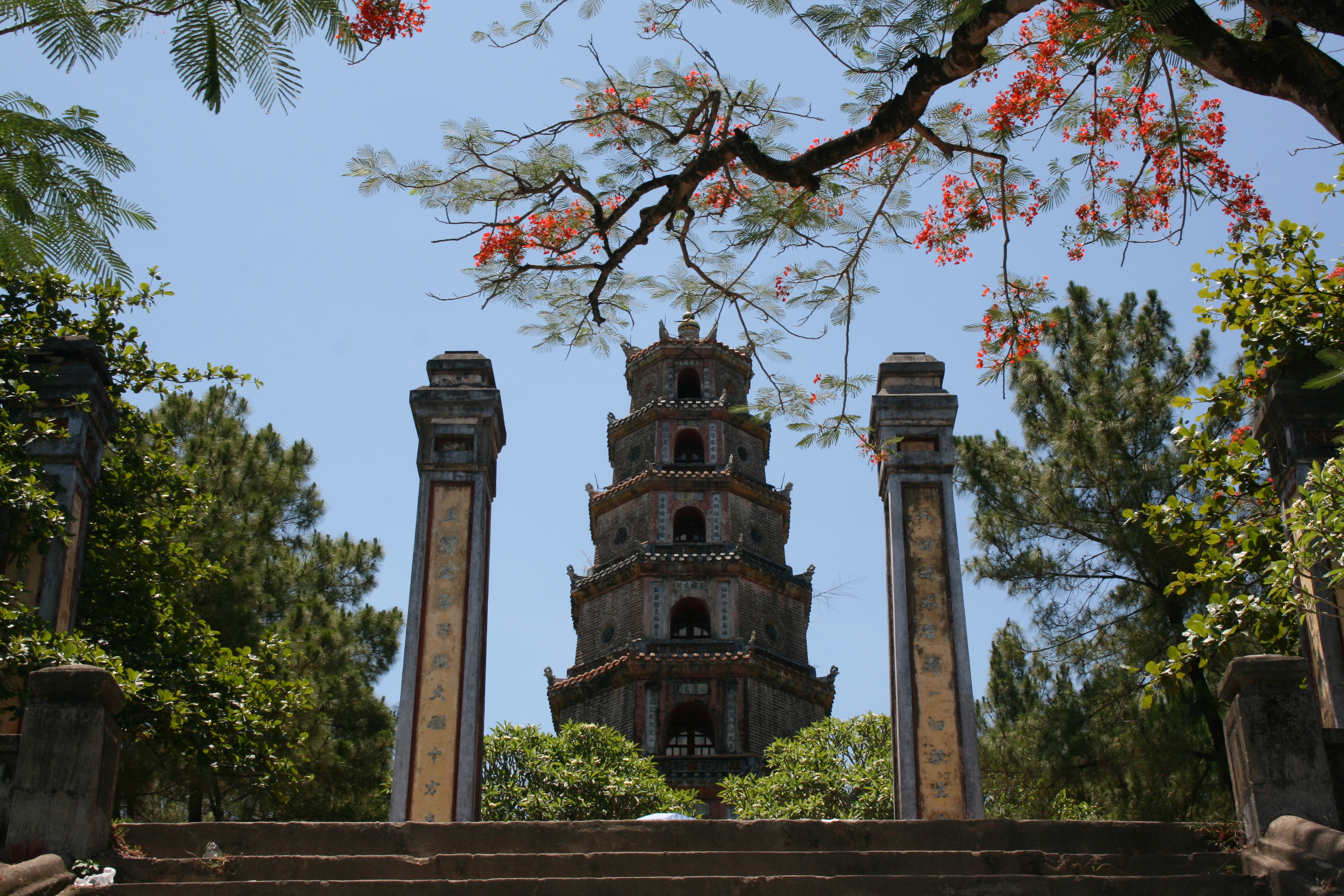 File:Hue Thien Mu-Pagoda.JPG - Wikimedia Commons