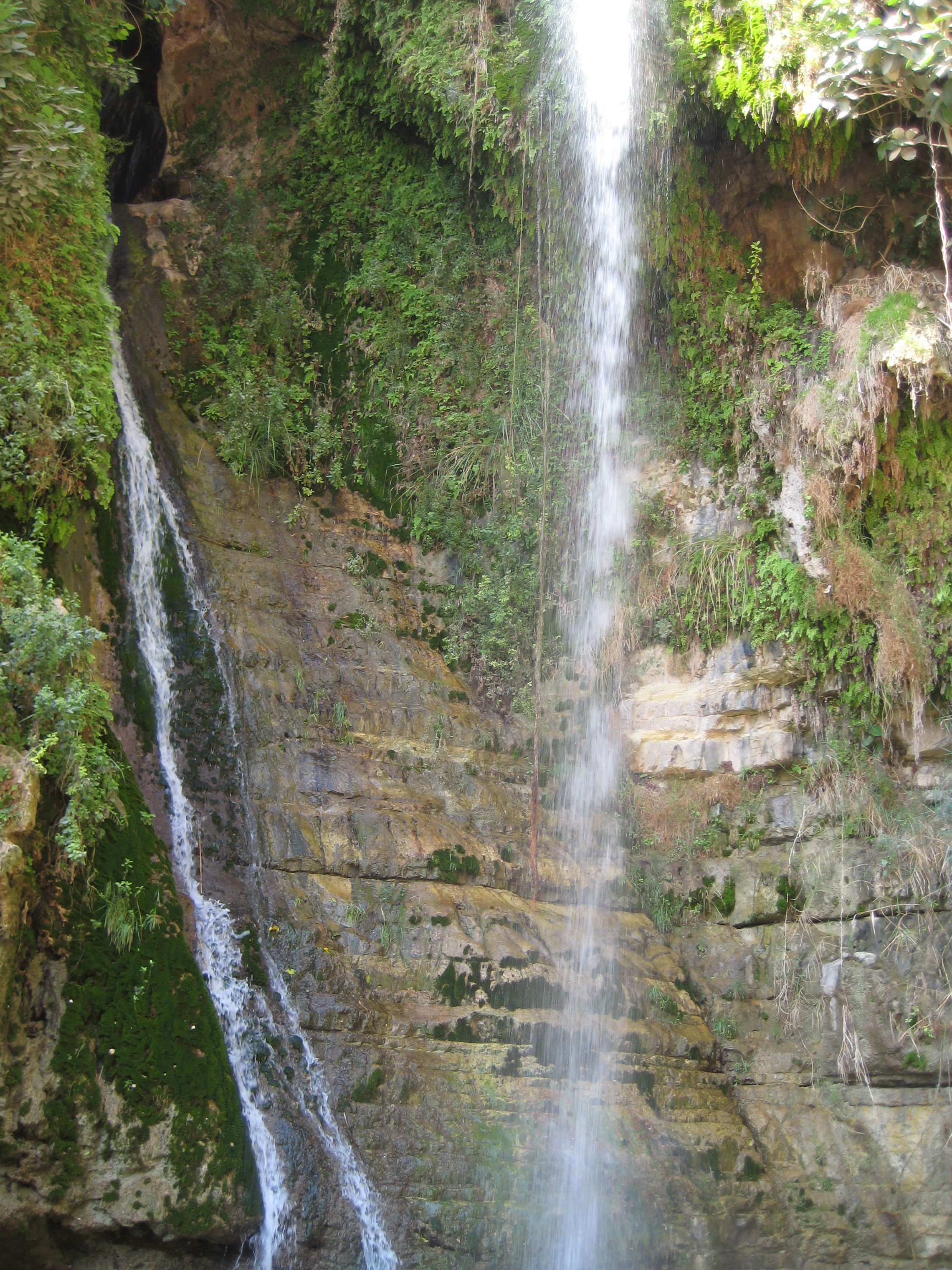 File:Thin waterfall (4070426402).jpg - Wikimedia Commons