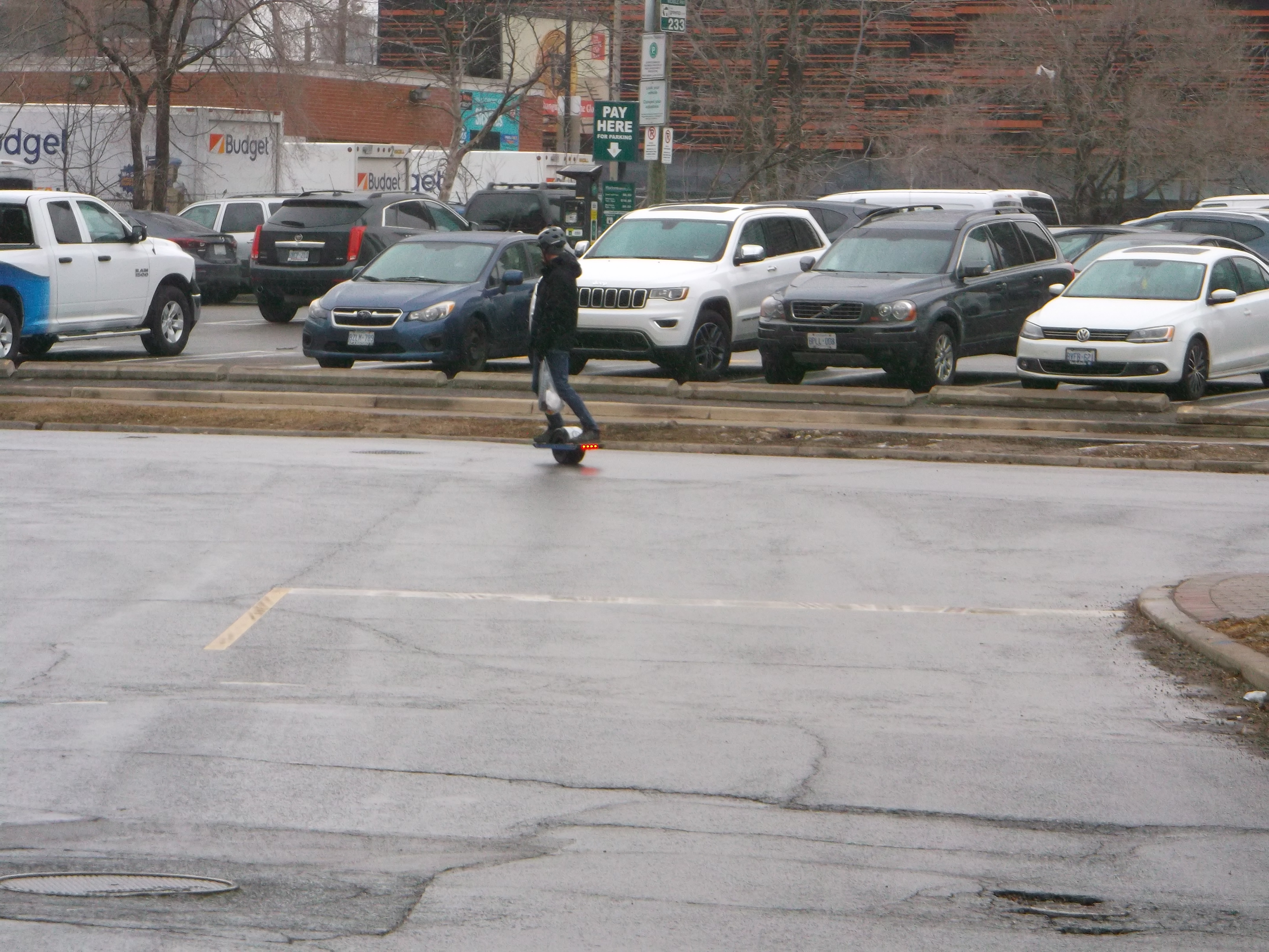 This is not a skateboard, but a scary motorize unicycle, 2018 03 06 -b photo