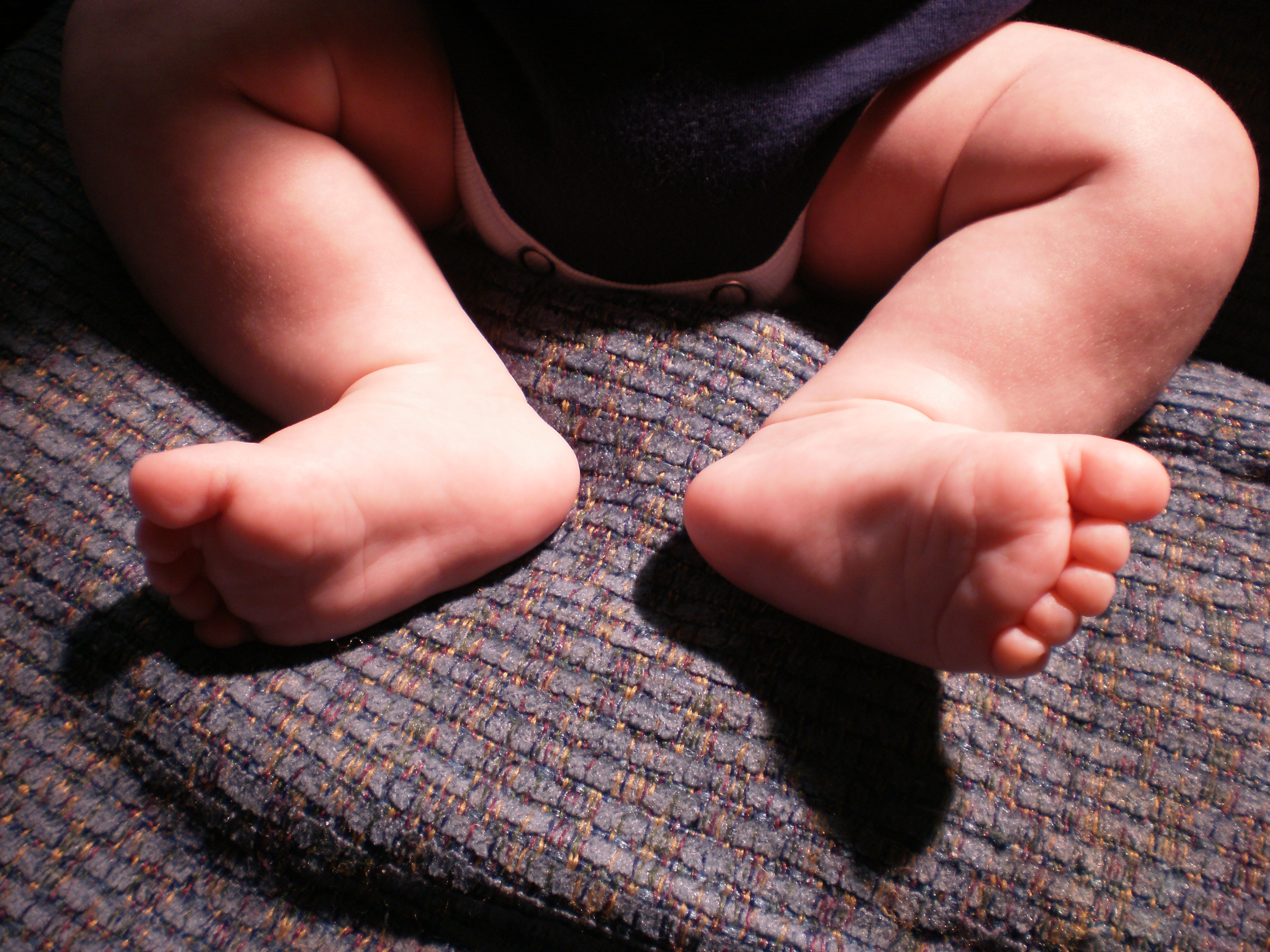 THERE THOSE SWEET LITTLE FEET..I just adore babies feet.. | Little ...