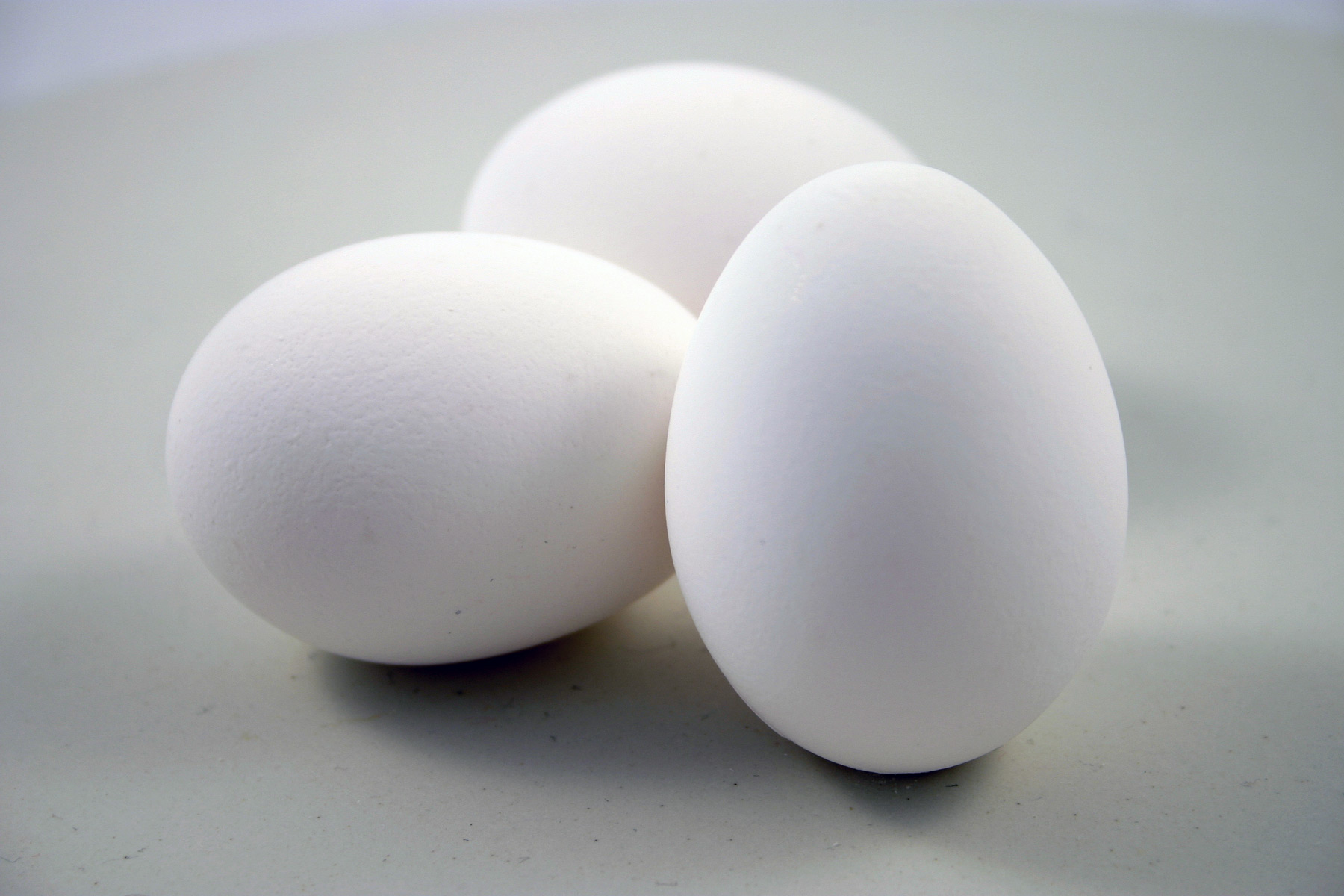 Куриное яйцо тест. Яйцо. Яйцо куриное. Два куриных яйца. Яйцо белое.