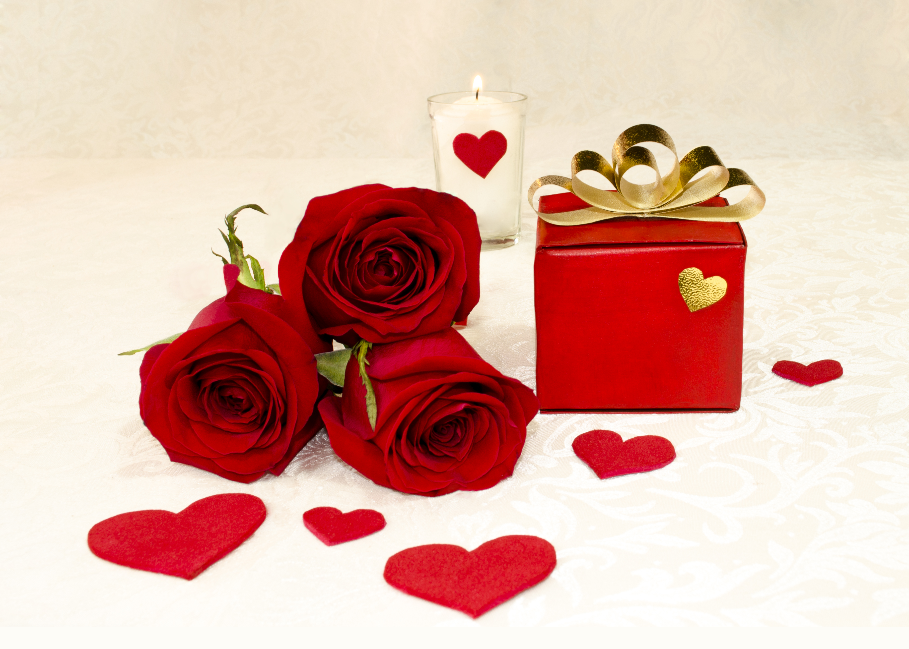 Three red roses and a gift photo