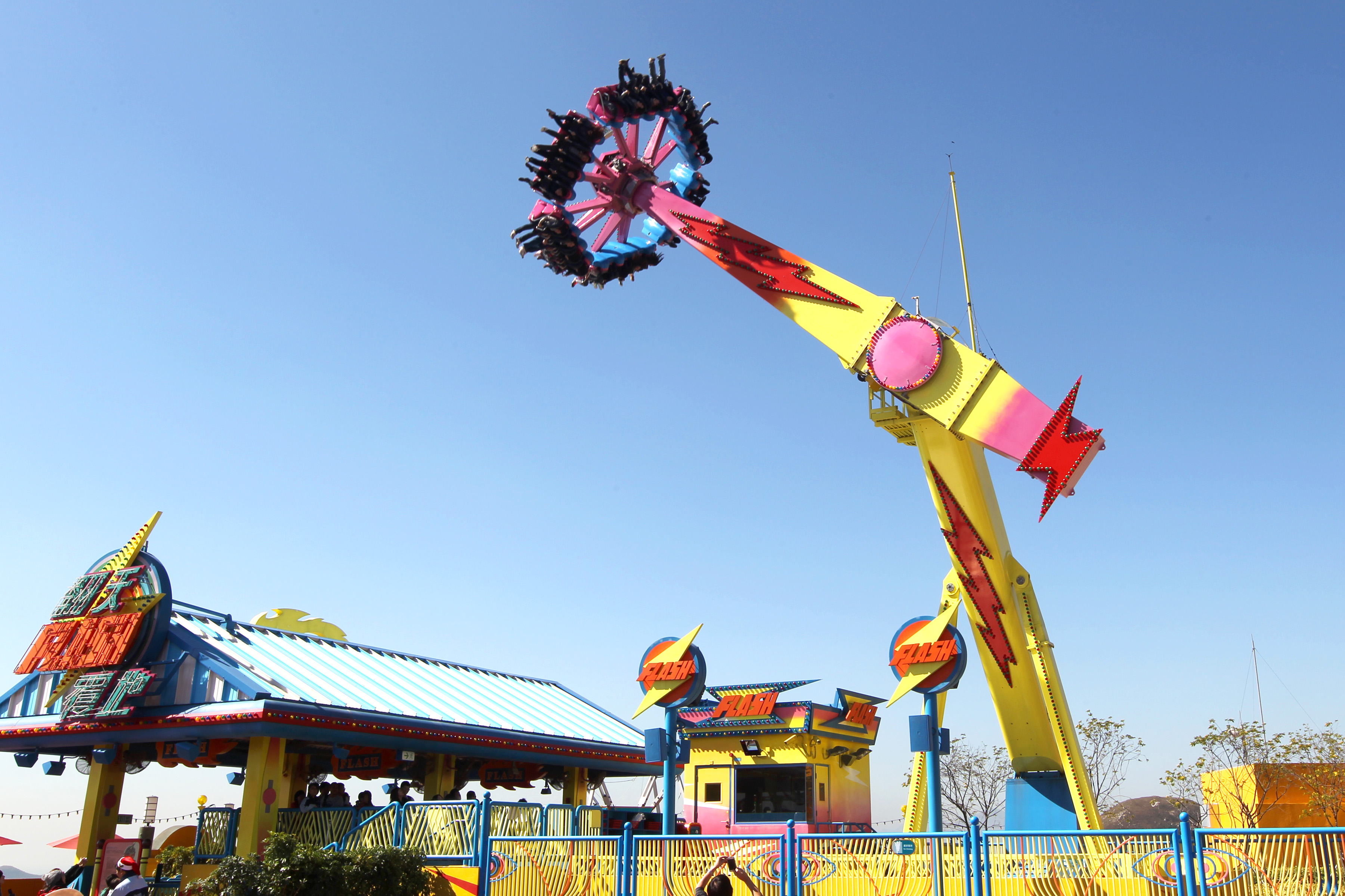 File:Thrill Mountain - The Flash.jpg - Wikimedia Commons