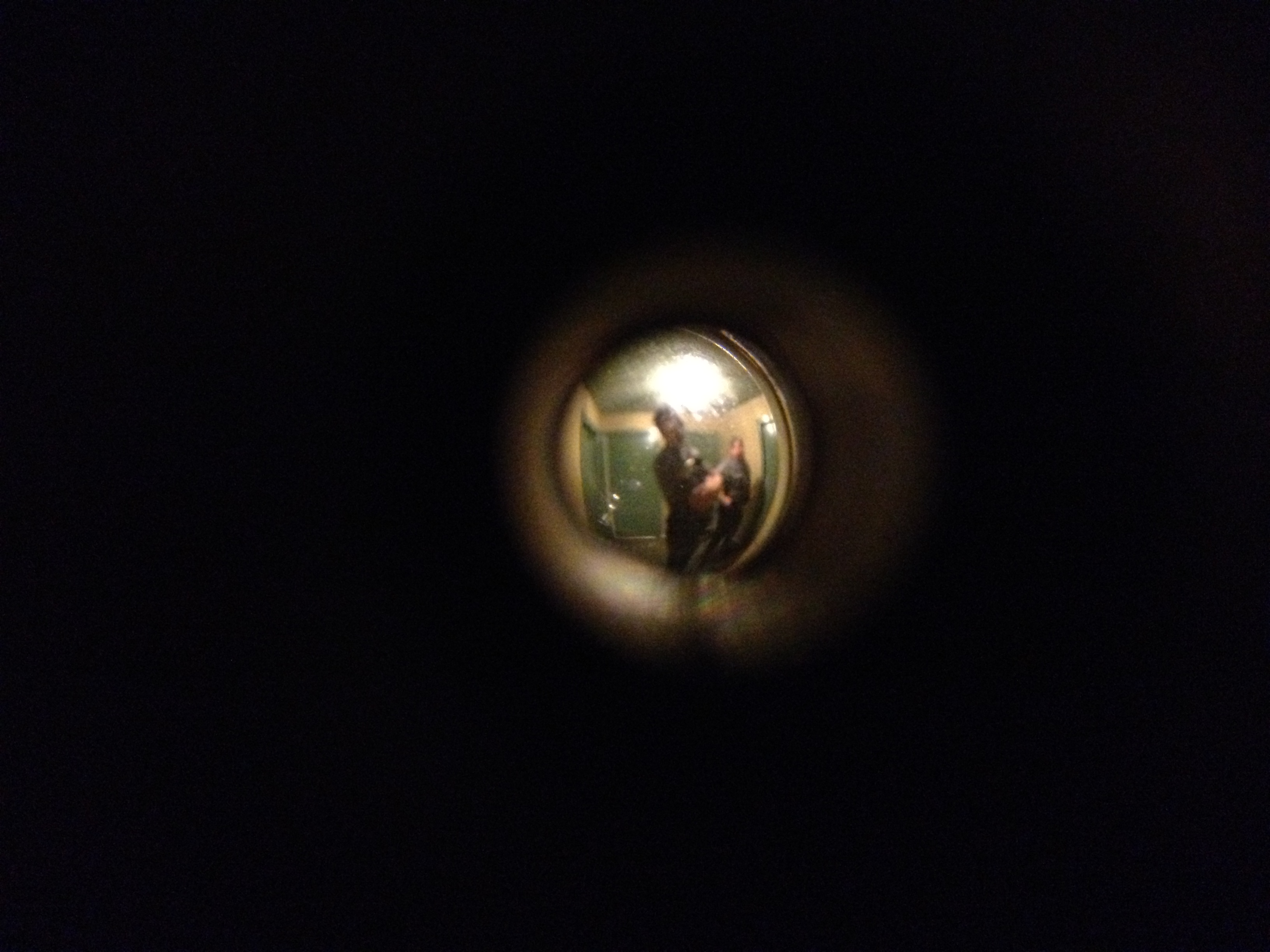 how to look through a peephole