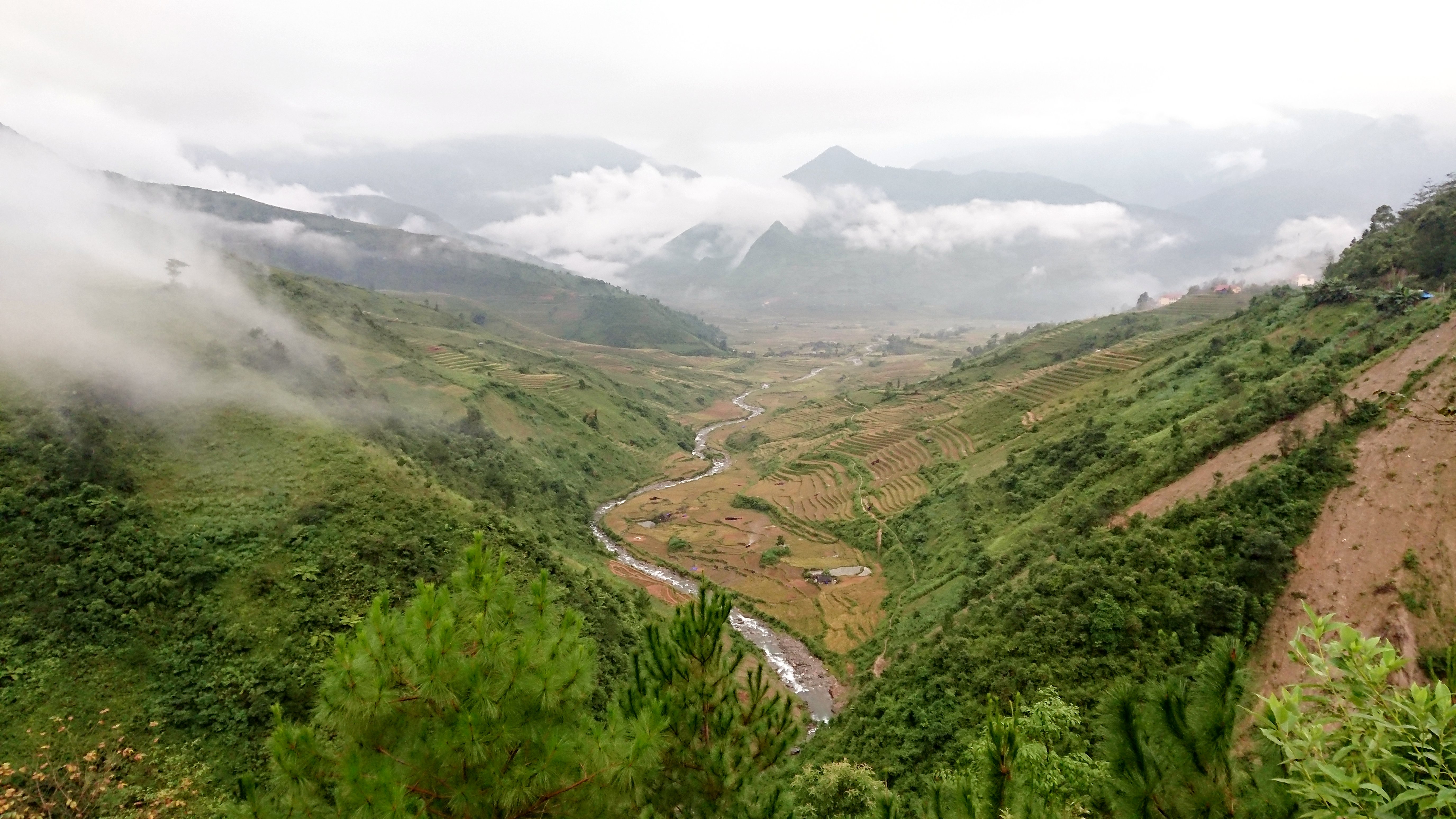 Thung lũng lìm mông lúc sáng sớm, nhìn từ đèo khau phạ photo