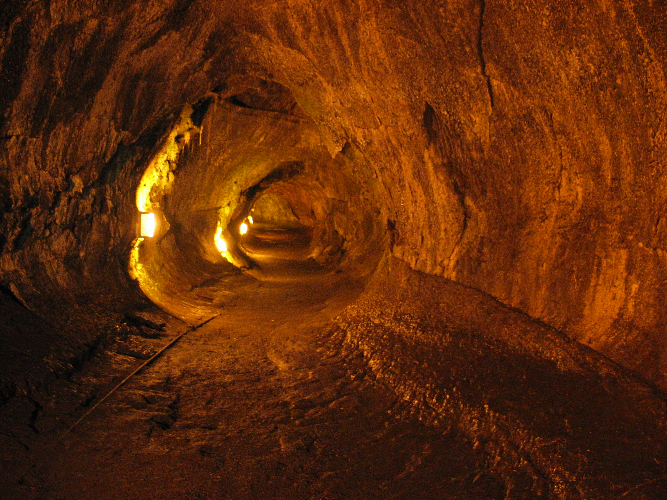 File:Thurston Lava Tube.jpg - Wikipedia