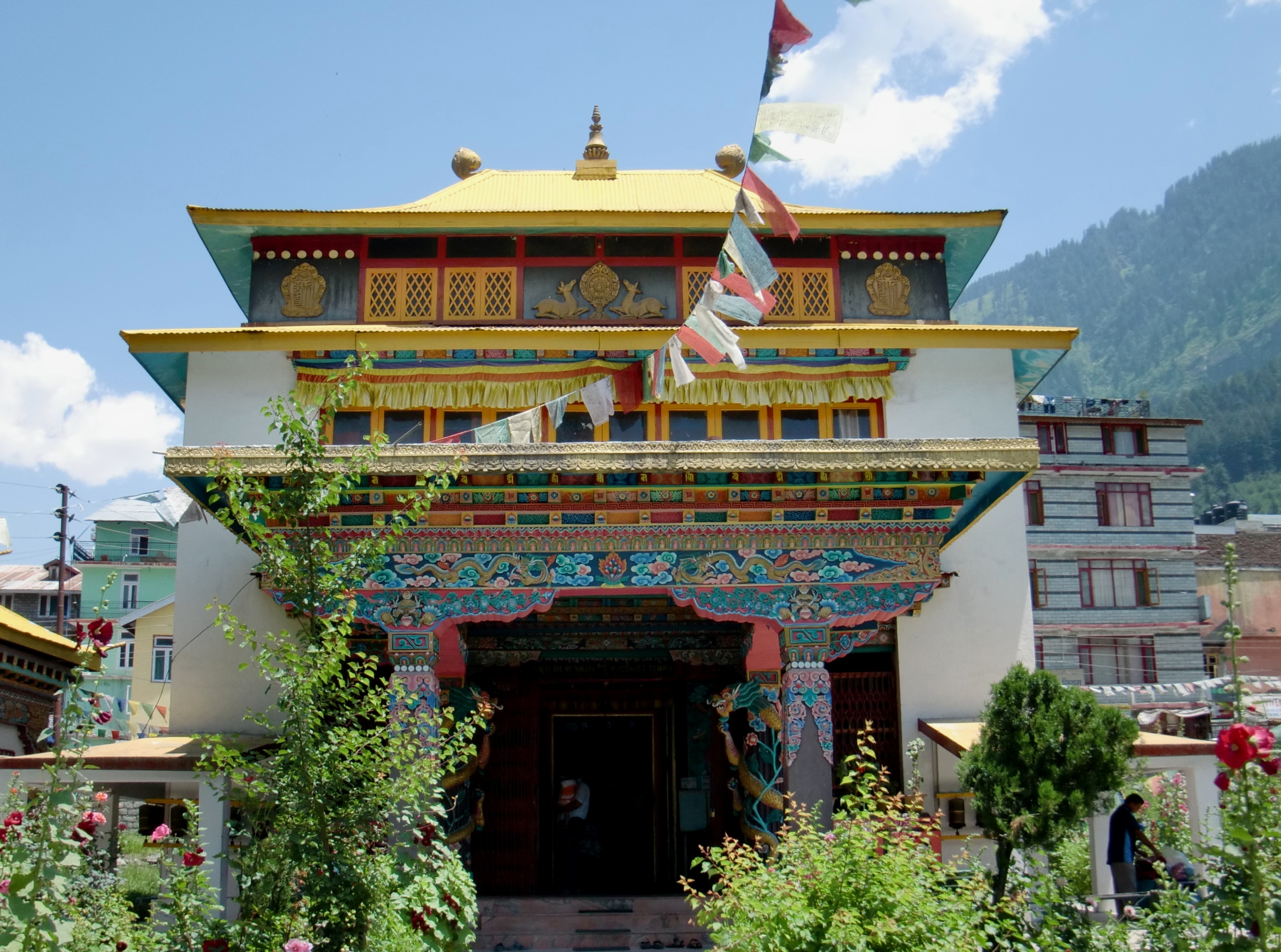 File:Tibetan temple at Manali.jpg - Wikimedia Commons