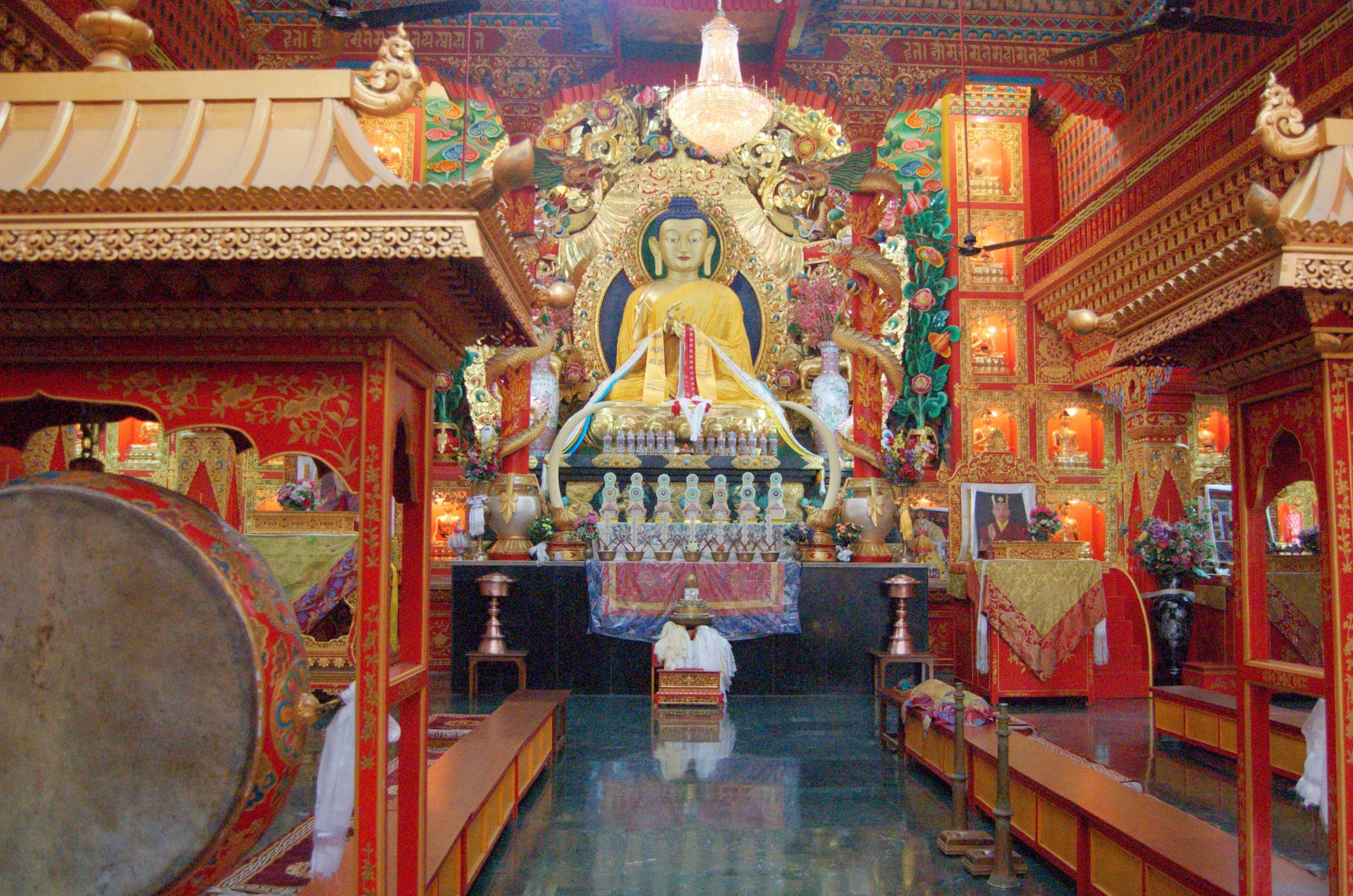 File:Buddha statue inside a Tibetan Buddhist temple, Sarnath.jpg ...