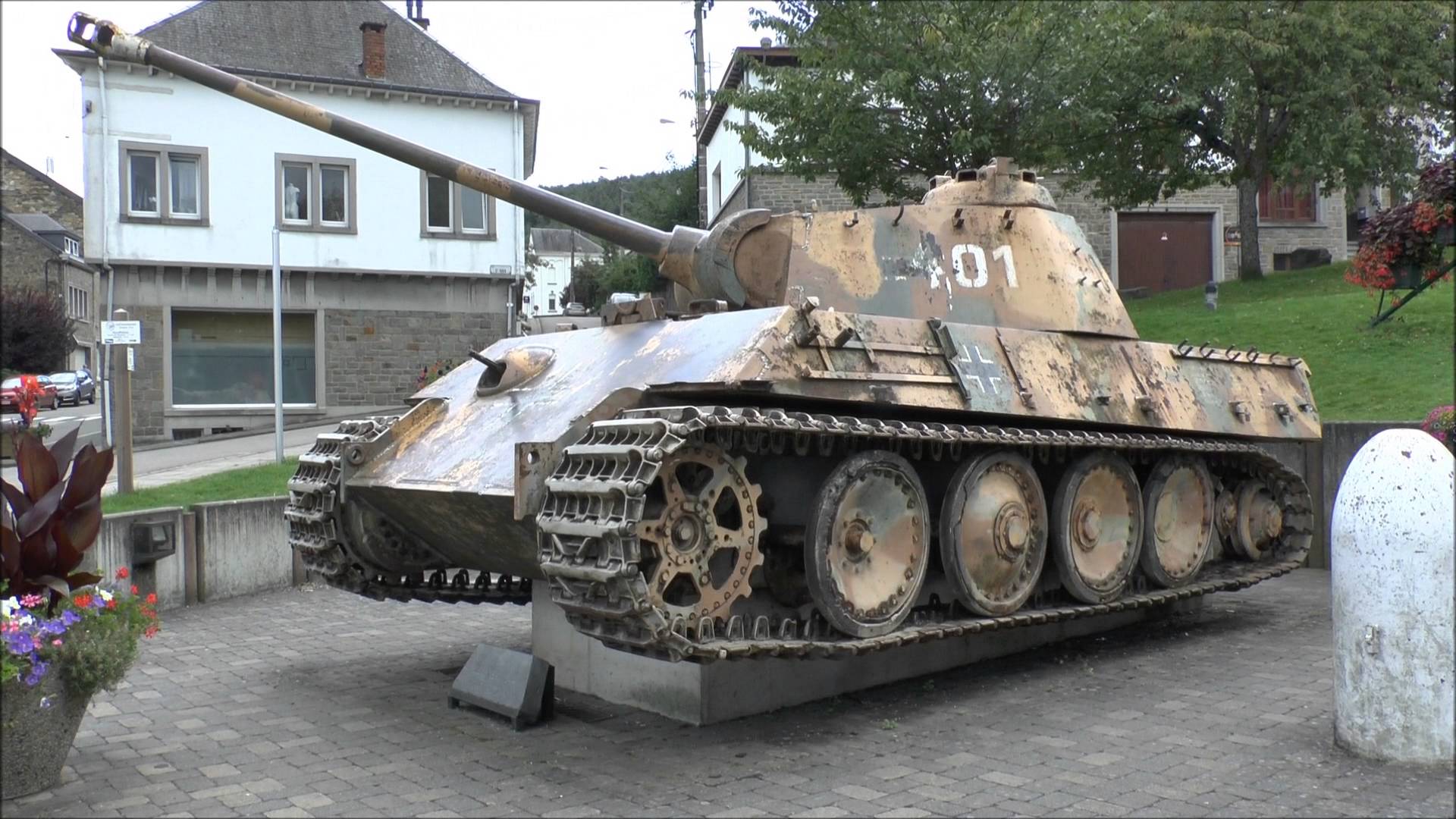 One clip, three WWII tanks: Tiger II, Panzer V and M4 Sherman ...