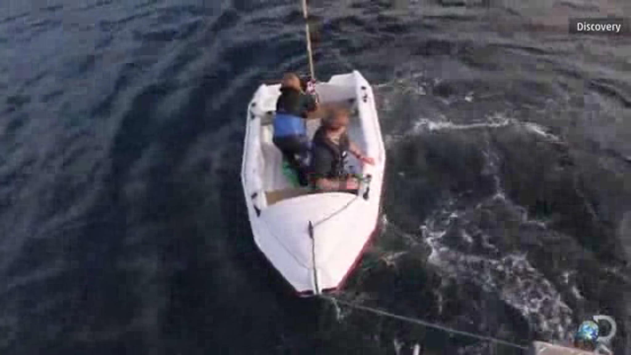 Terrifying moment a huge great white shark attacks a tiny boat ...