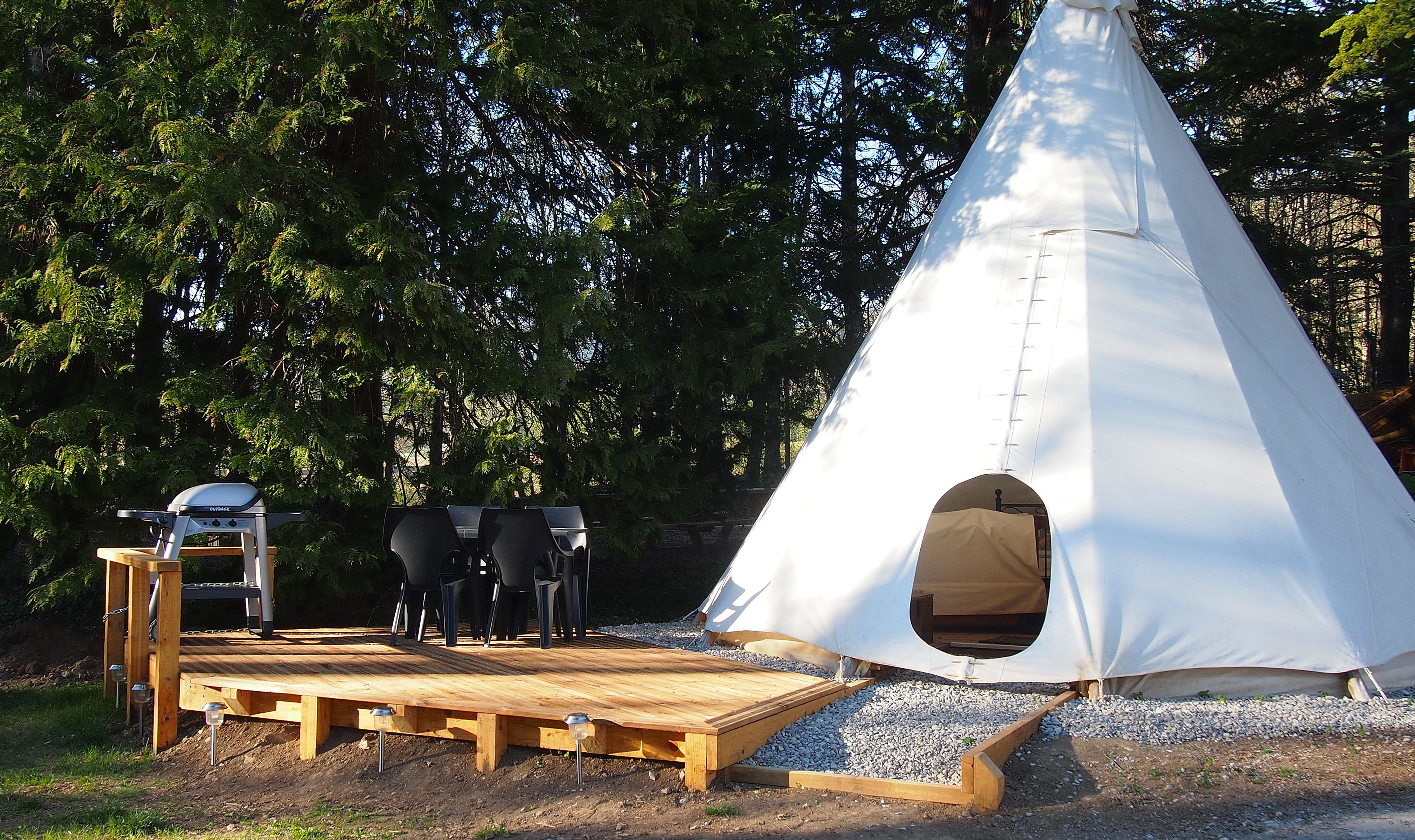 La Source Campsite: Furnished tipi for 2 people with fridge and BBQ