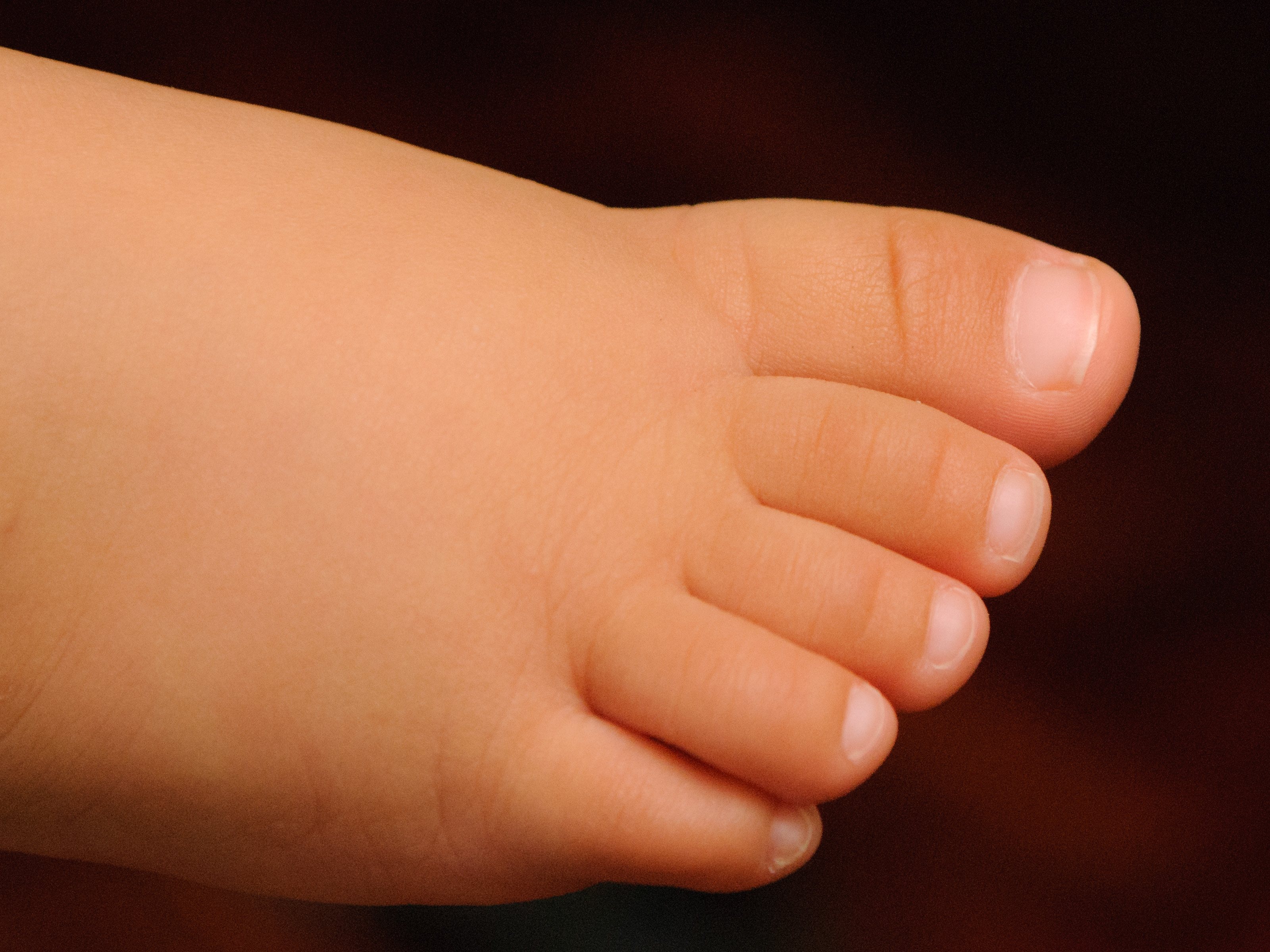 3 Ways to Put Shoes on a Baby - wikiHow