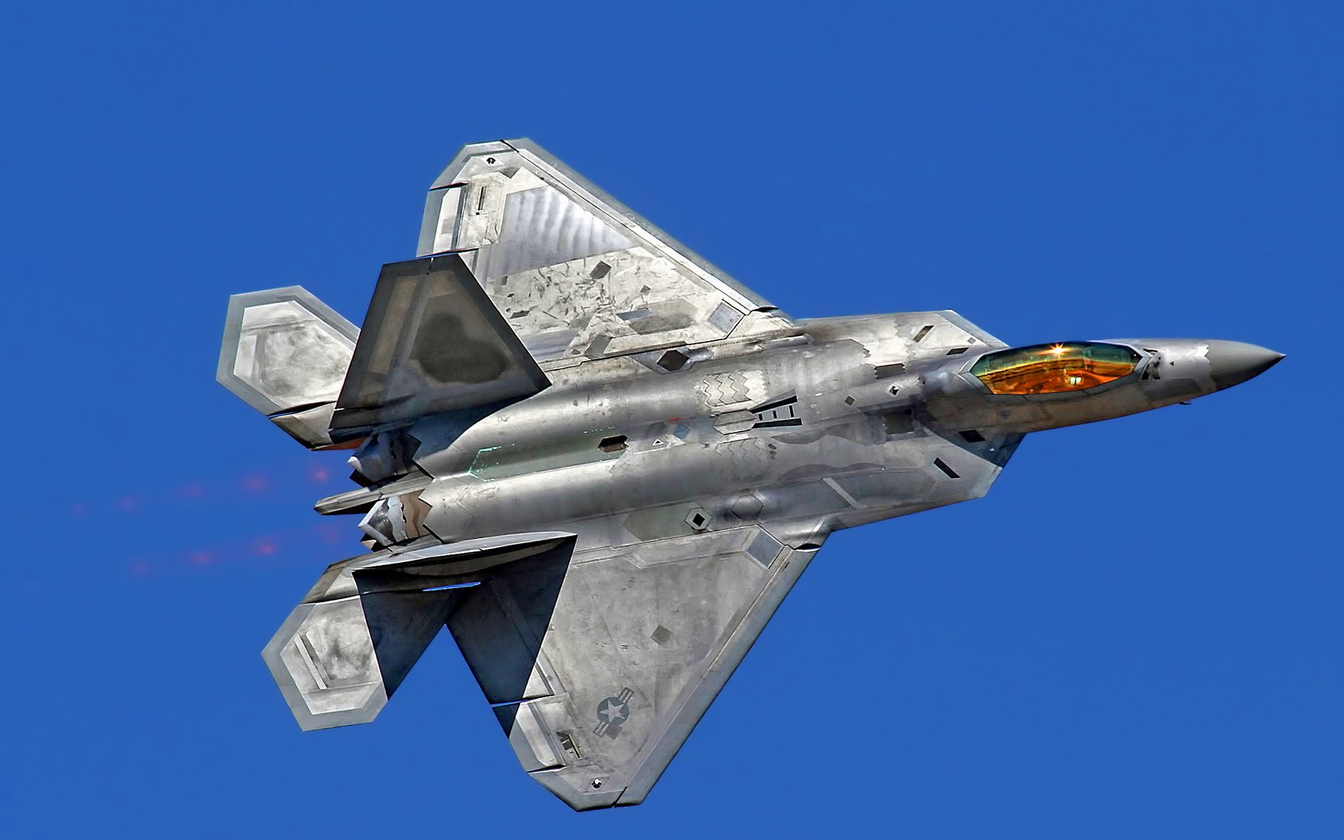 US Air Force TOP GUN fly's the F-22 fighter aircraft at air show ...