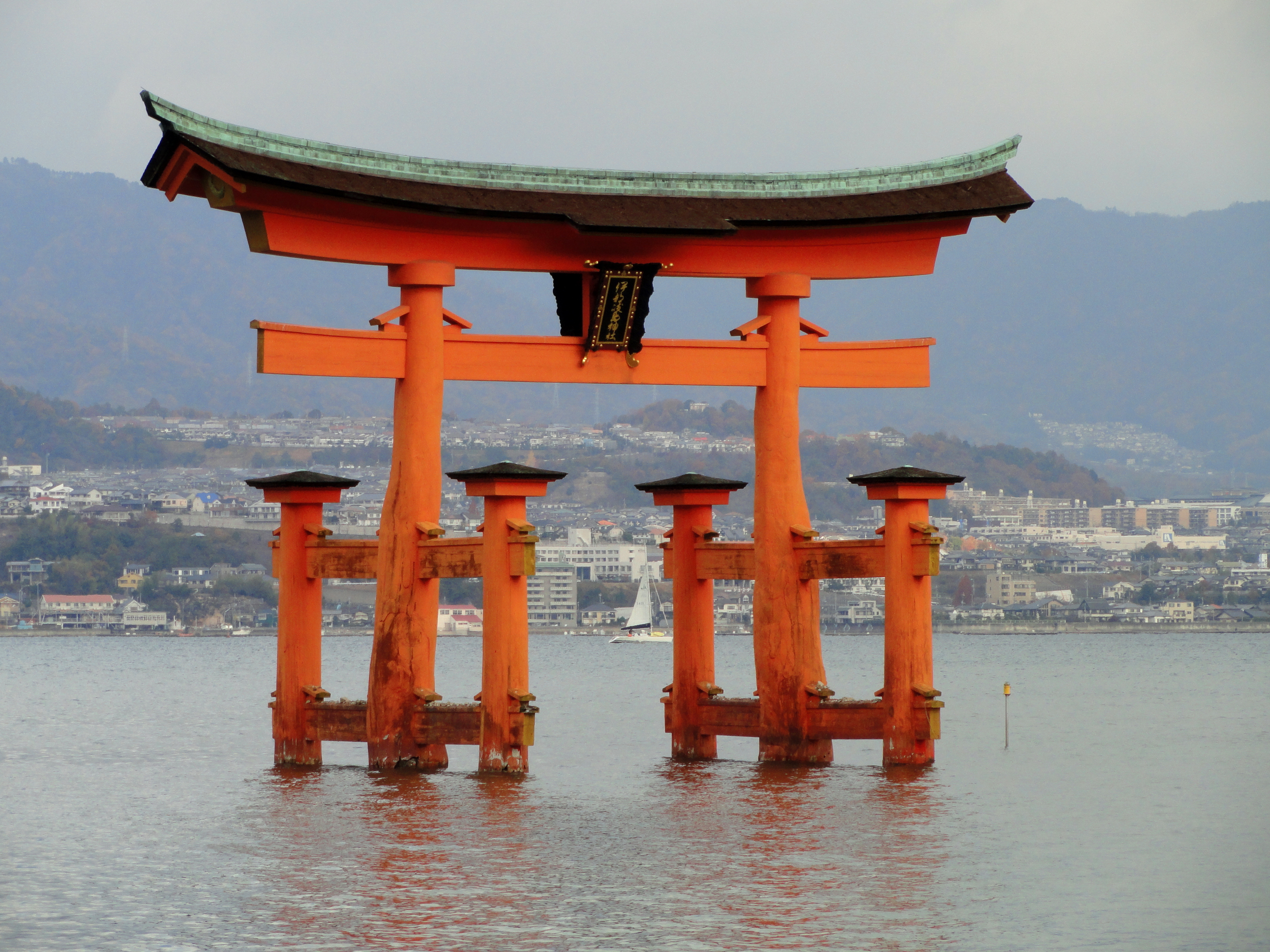 File:Itsukushima-jinja torii (Miyajima) - DSC01948.JPG - Wikimedia ...