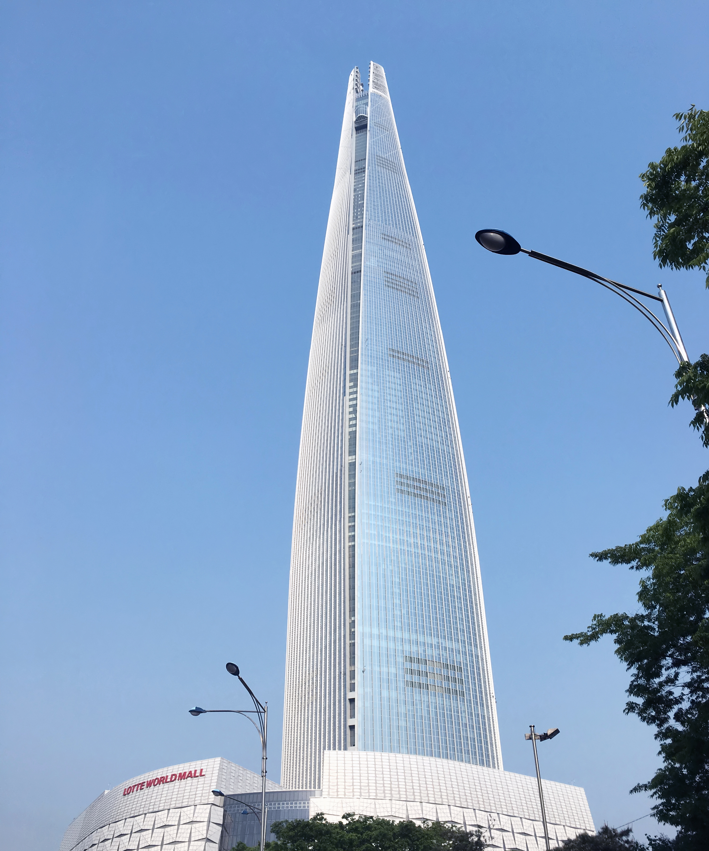 File:Lotte World Tower (April 30 2017).jpg - Wikimedia Commons