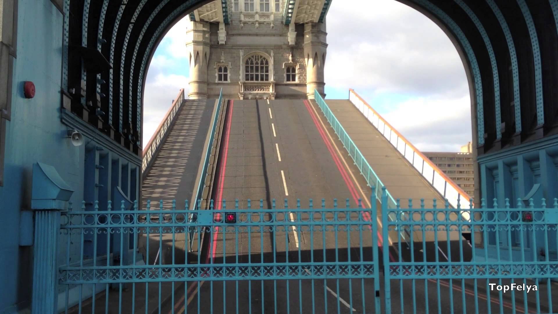 Tower Bridge opens up and stop my car - YouTube