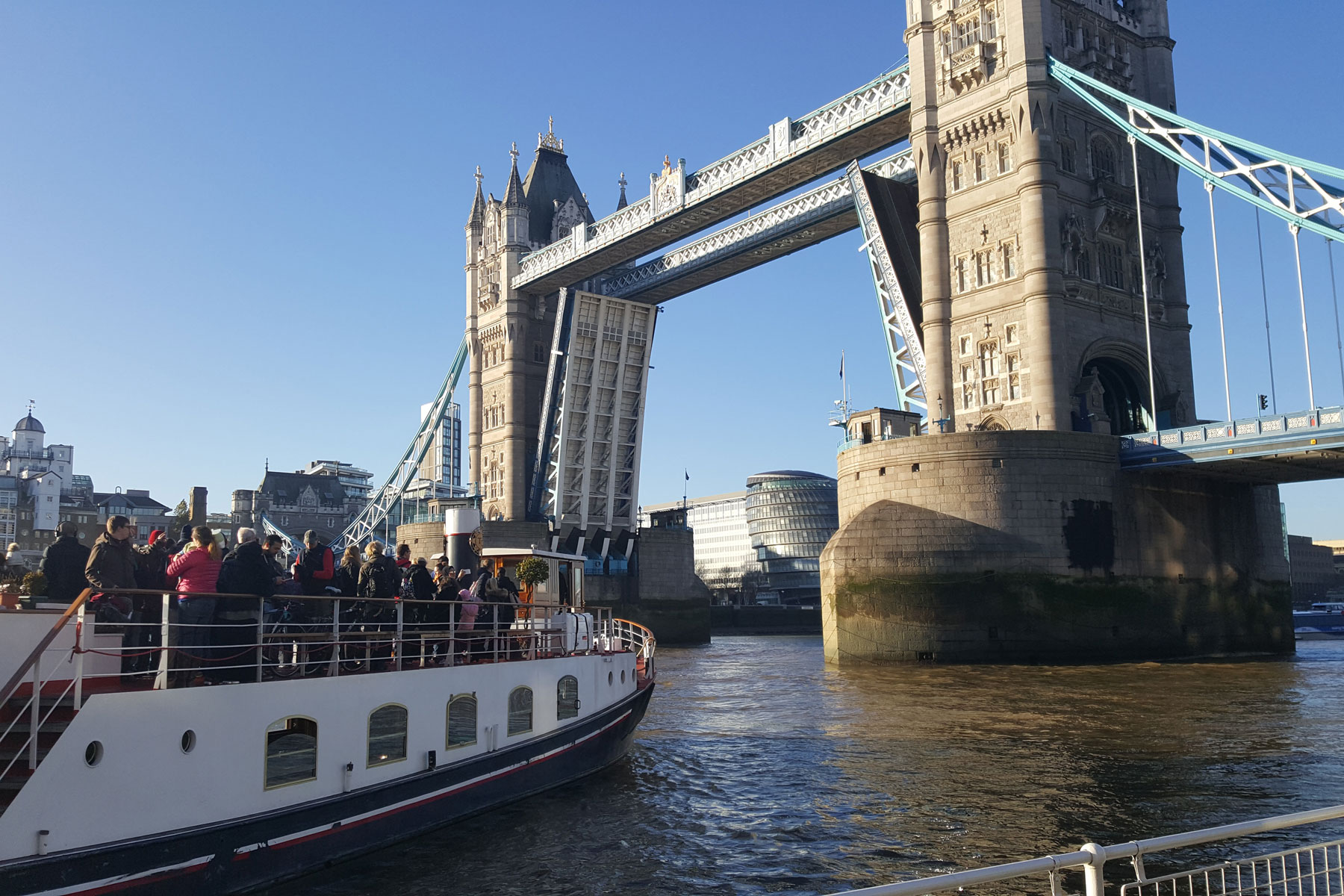 Catching the Tower Bridge free ferry – IanVisits