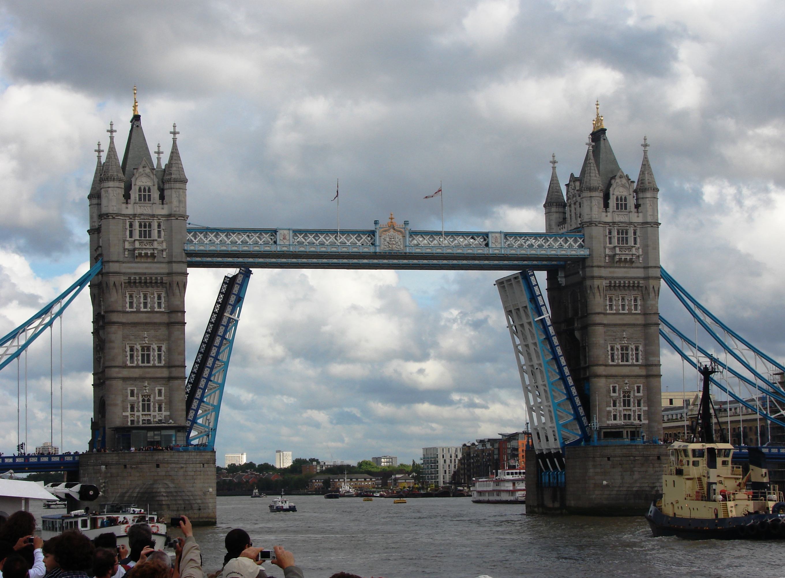 File:Tower Bridge,London Getting Opened 6.jpg - Wikimedia Commons