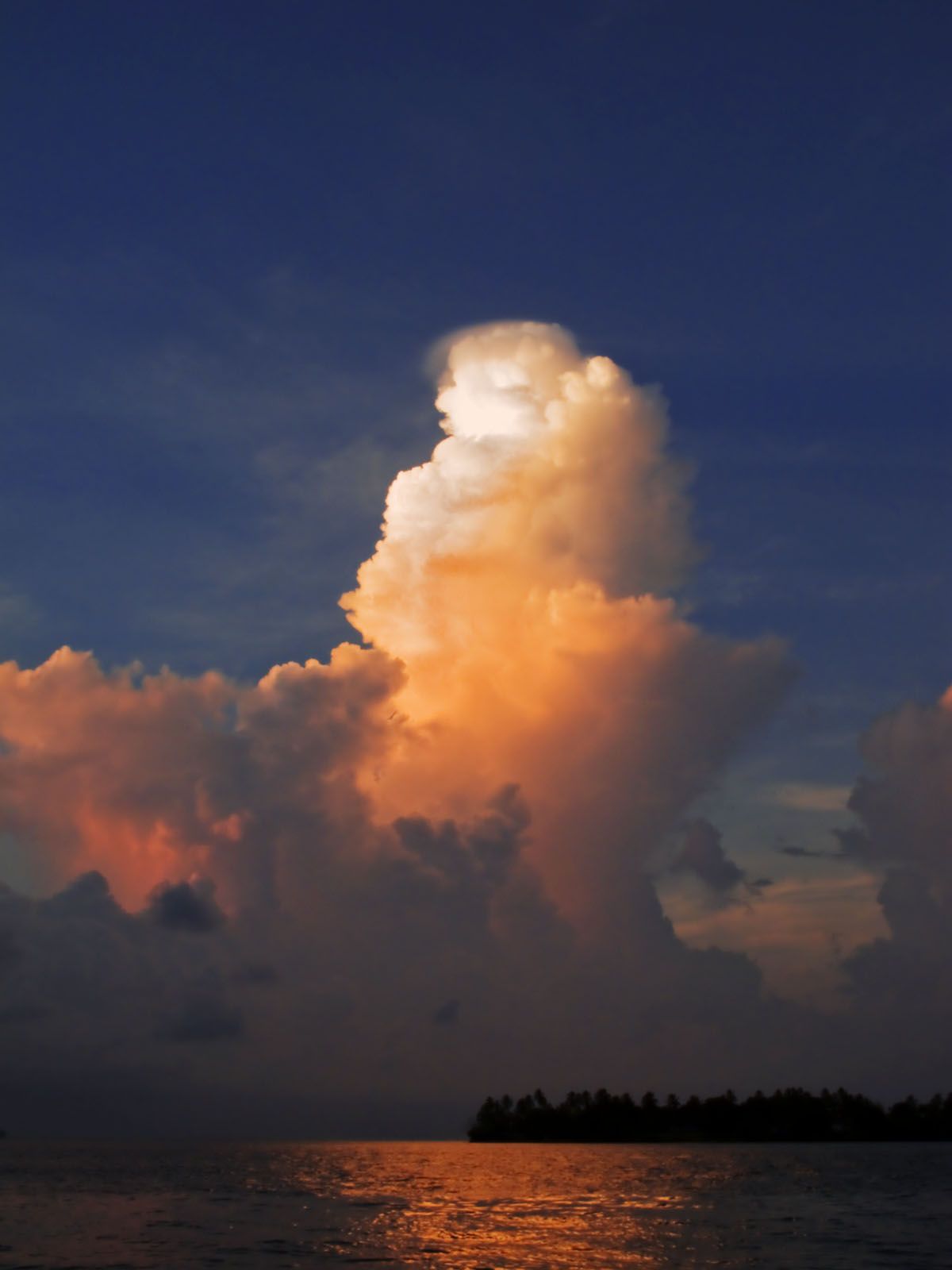 Towering cumulus cloud with a pileus cap | Beautiful Skies ...
