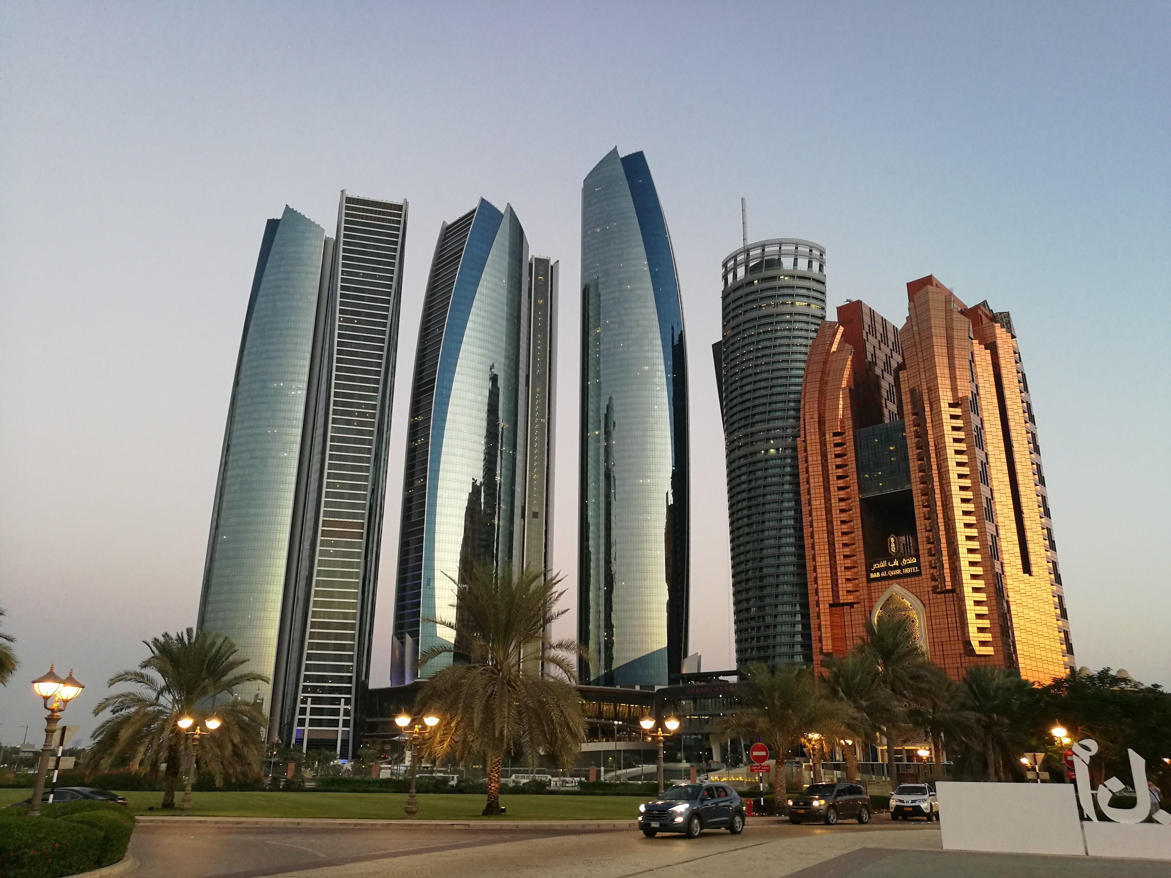 File:ETIHAD Towers Abu Dhabi.jpg - Wikimedia Commons