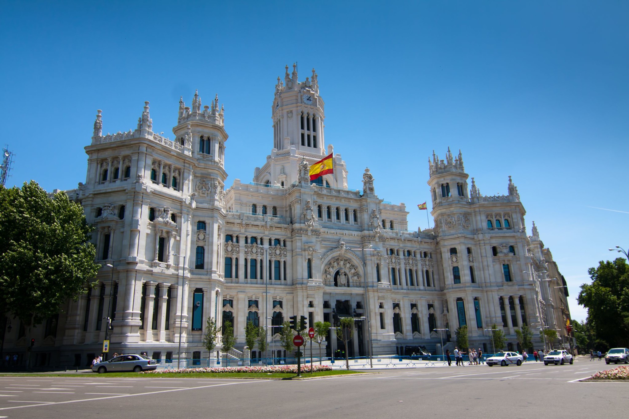 Madrid Town Hall, in Cibeles Square : Layover Guide