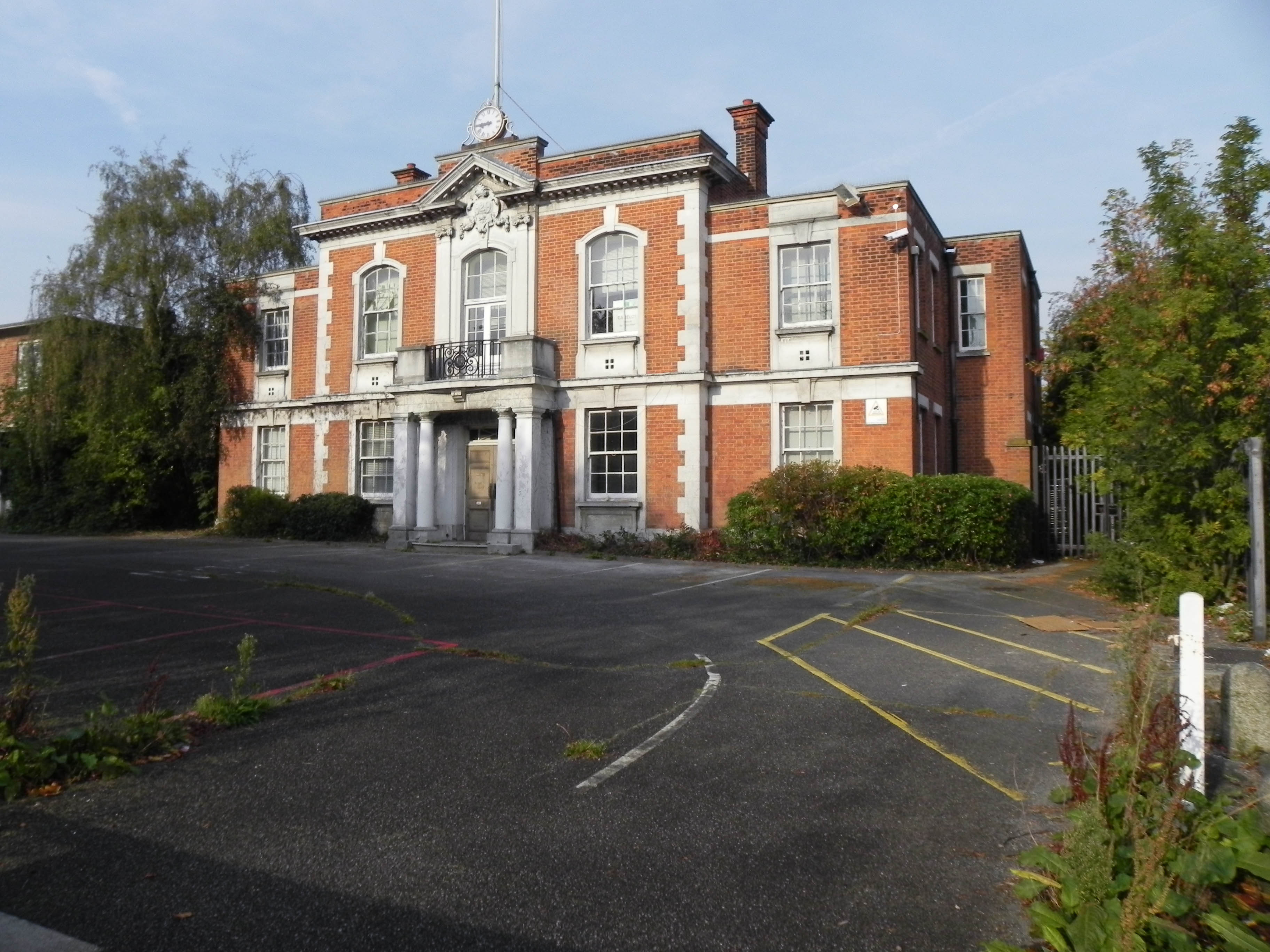 File:Chingford Old Town Hall Building, The Ridgeway, Chingford ...