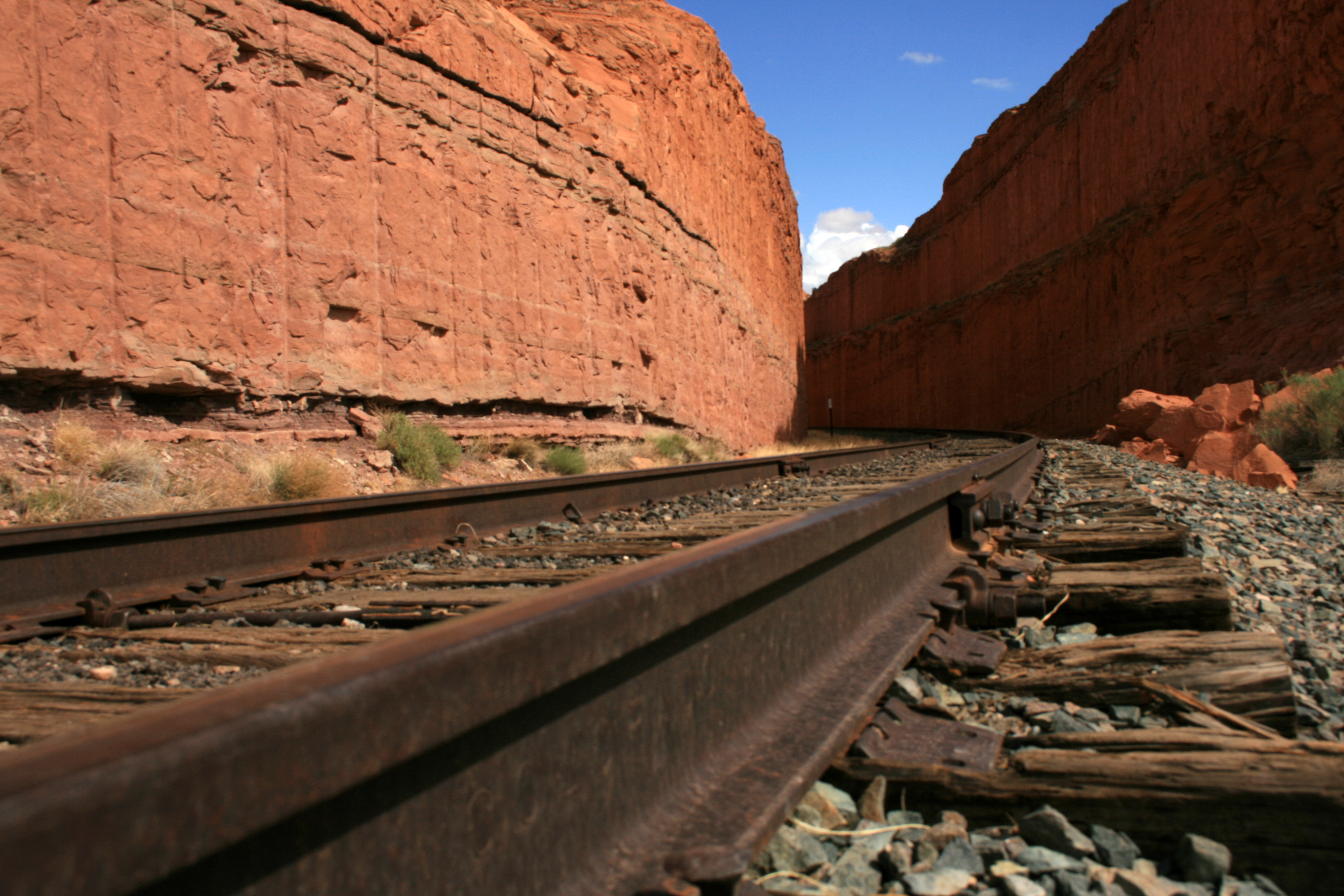 File:Railroad Track through Bootlegger Canyon dyeclan.com ...