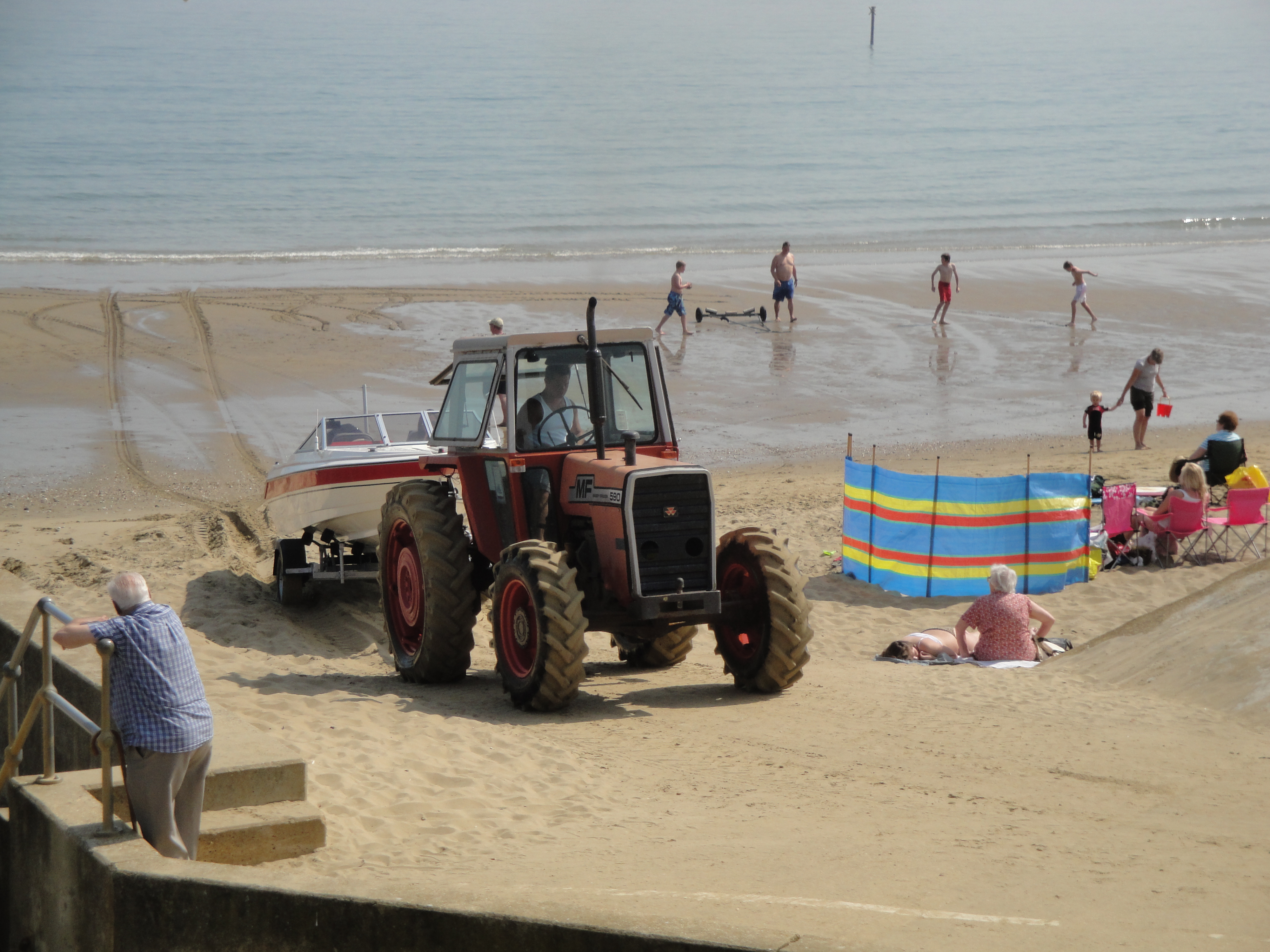 File:Tractor on Yaverland beach 3.JPG - Wikimedia Commons