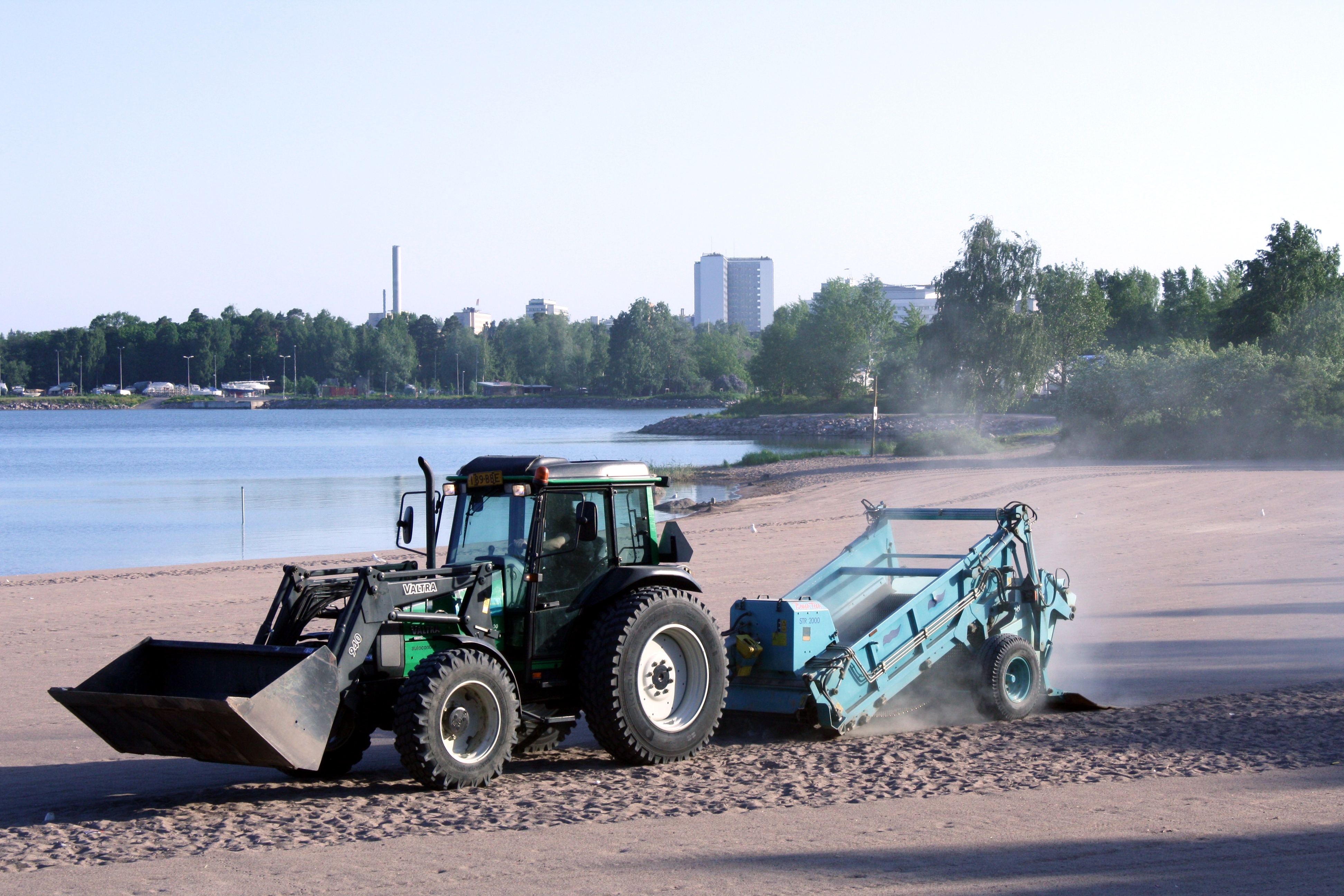 File:Helsinki Hietaniemi Beach cleaner tractor 1 2011-06-08.jpg ...