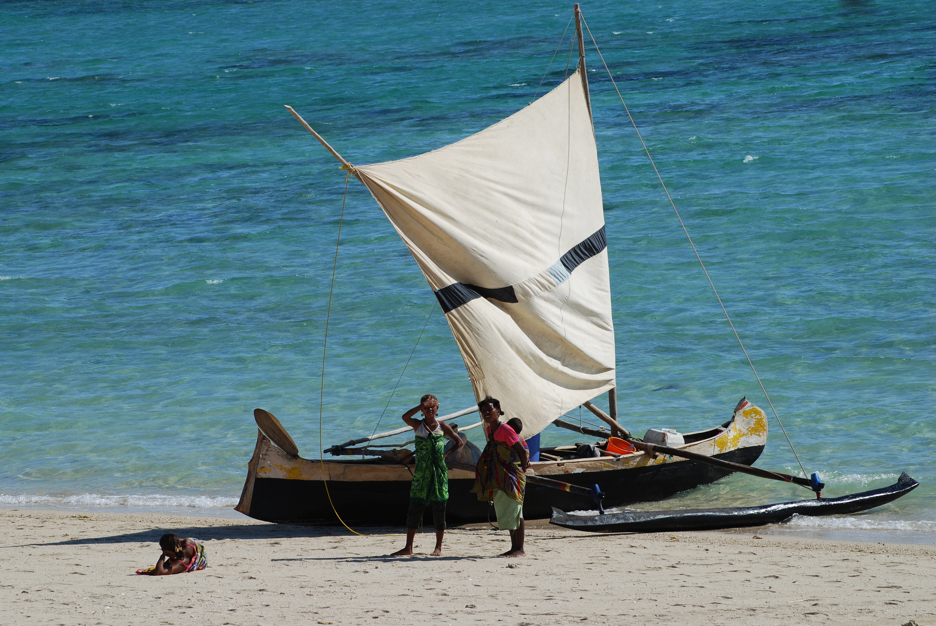 File:Madagascar - Traditional fishing pirogue.jpg - Wikimedia Commons