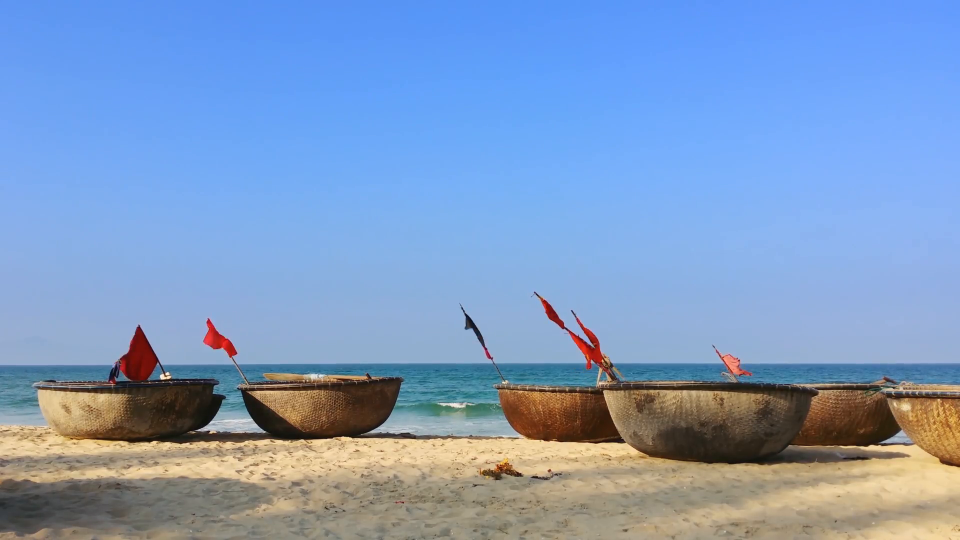 Round Fishing Boat Moves to Beach Guys Exchange in Vietnam Stock ...