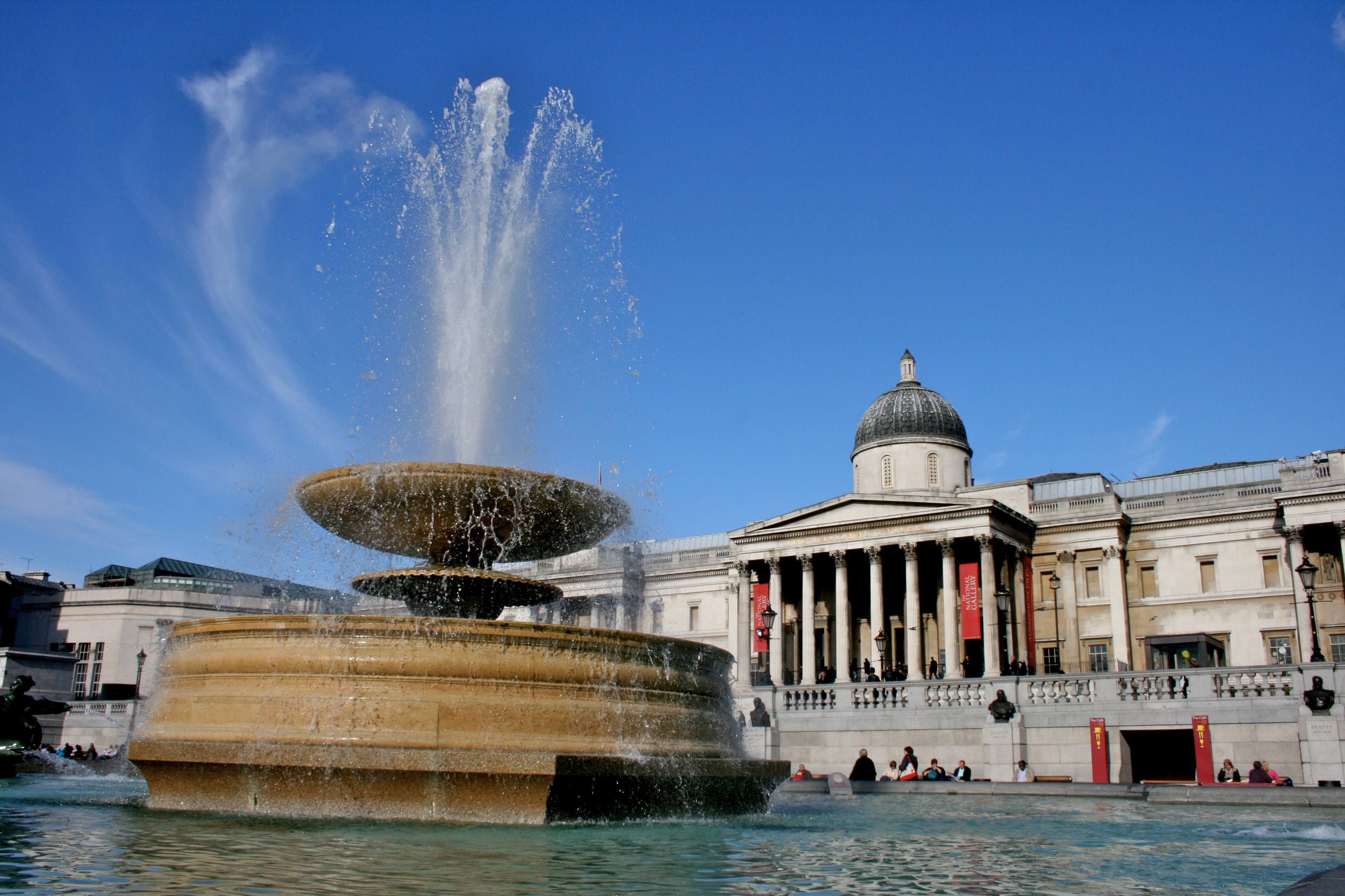 File:Fountain in Trafalgar Square 1.jpg - Wikimedia Commons