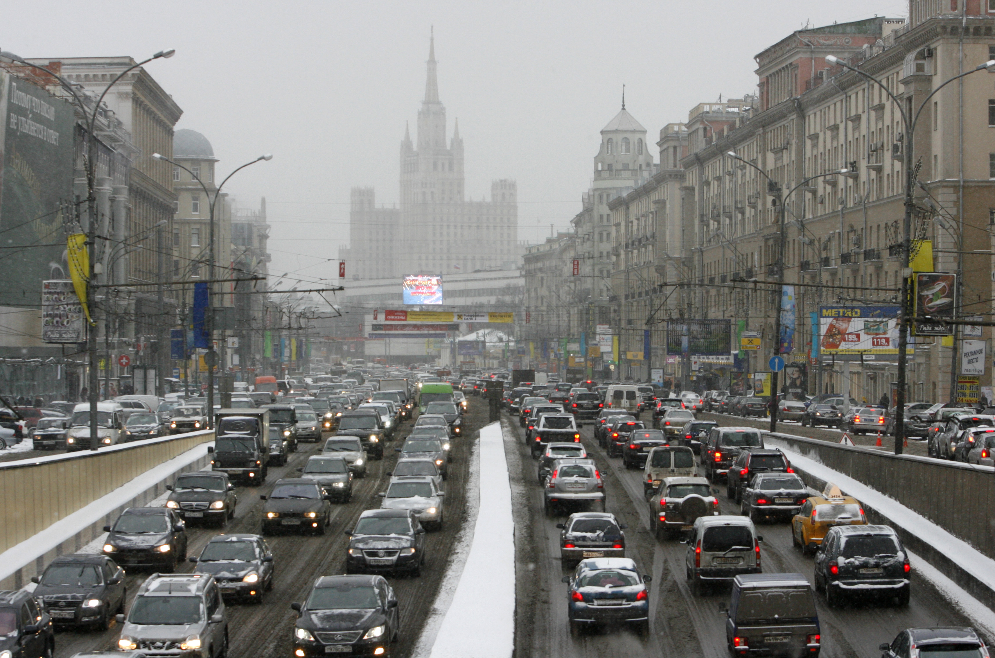 Cars move under a snowfall in central Moscow « Russia Watch