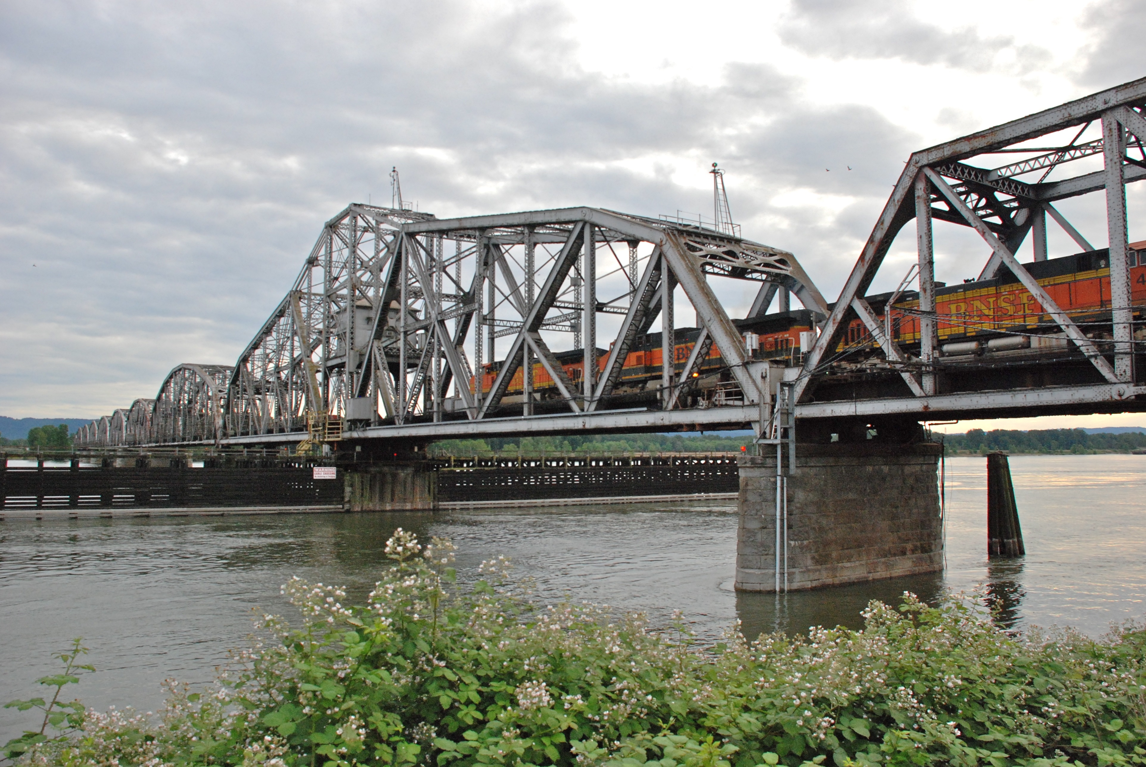 File:BNSF 9.6 railroad bridge, train crossing swing span.jpg ...