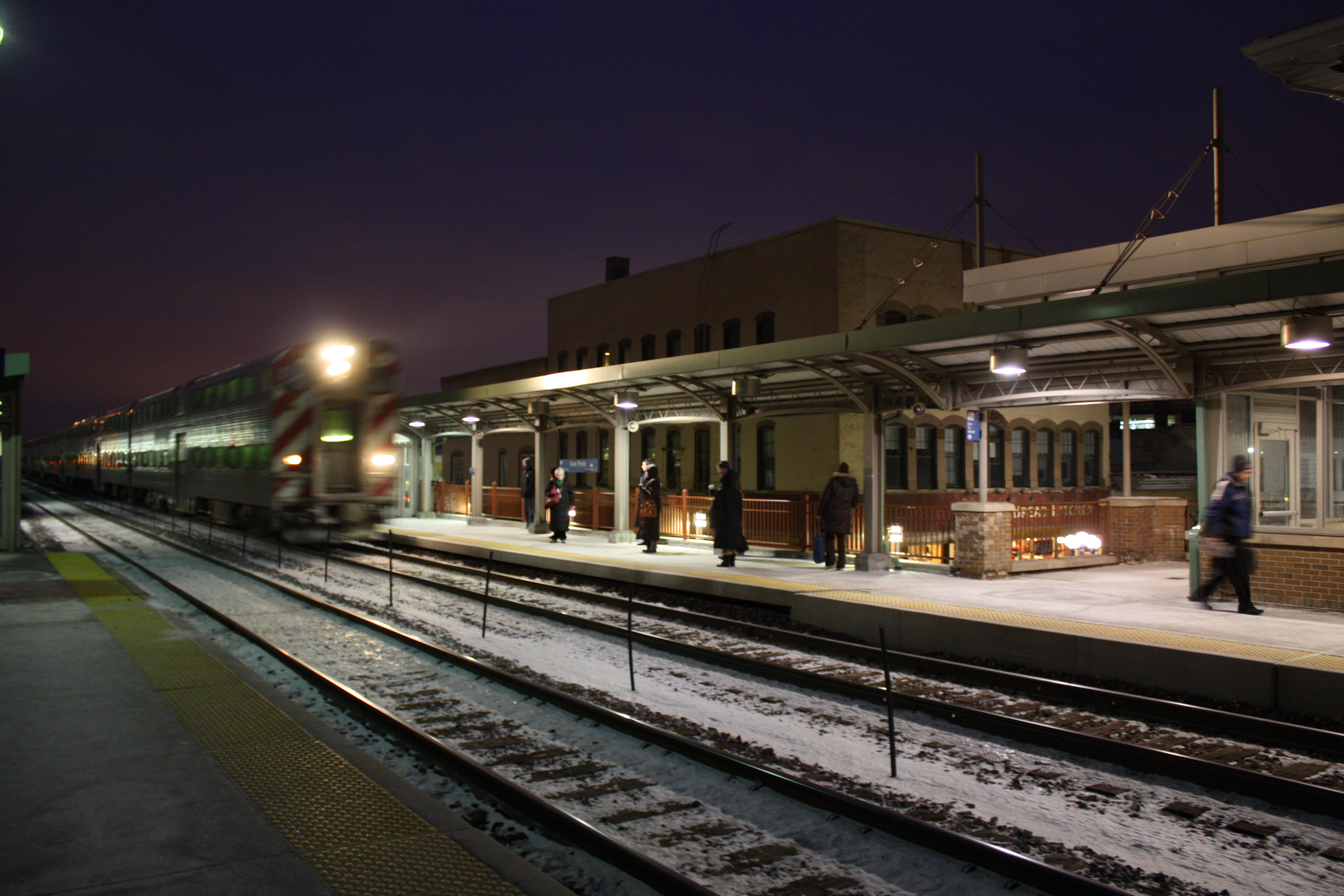 File:Oak park train station.jpg - Wikimedia Commons